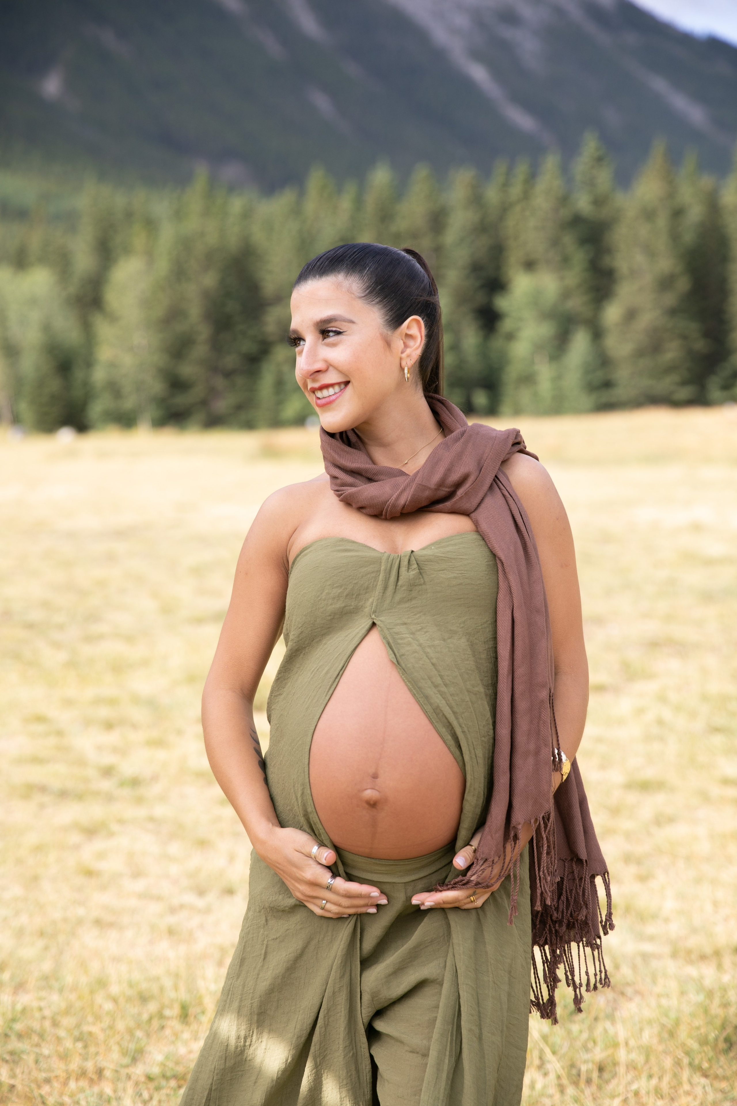 Maternity Photos — Canmore — Daniella. Fotografía accesible en Calgary