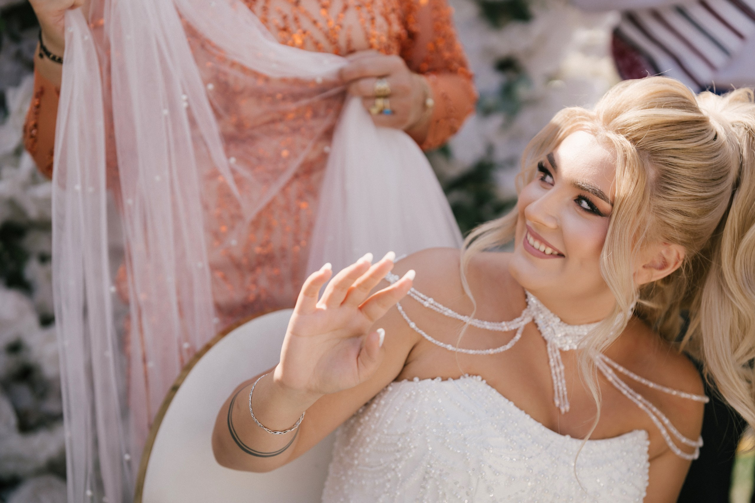 - mireasă Lavinia pregătire casa părintească Hârlău- mire Mihai pregătire Flămânzi cavalerii de onoare- fotograf nuntă Casa Jorovlea- ședință foto miri Mihai și Lavinia- nuntă elegantă Casa Jorovlea- fotografie de nuntă naturală România- domnișoare de onoare pregătire mireasă- emoții nuntă biserică- dansul mirilor Casa Jorovlea* fotograf profesionist nuntă Botoșani Iași* fotografie documentară de nuntă- familie și prieteni la nuntă- nași Mihai și Nicoleta nuntă- portret mireasă în lumină naturală- petrecere nuntă Casa Jorovlea- Nuntă Mihai și Lavinia – momente emoționante din ziua nunții, pregătirile mirilor în Hârlău și Flămânzi, ceremonia religioasă și ședința foto realizată de  AlinoFotoStudio -  Mireasa Lavinia în timpul pregătirilor la Hârlău-  Mihai pregătit de cavalerii de onoare în Flămânzi - Ceremonia religioasă a mirilor Mihai și Lavinia-Ședință foto romantică de nuntă Mihai și Lavinia - Dansul mirilor la petrecerea de nuntă -  fotograf nuntă Iași-  fotograf nuntă Botoșani- wedding photography Romania- AlinoFotoStudio - AlinoFotoStudio - Alin Chirilă fotograf - fotograf Botoșani - fotograf Iași - fotograf Hârlău - fotograf Bacău - fotograf Suceava - fotograf București - fotograf Neamț - servicii foto video - fotograf evenimente - fotograf nuntă - fotograf botez - wedding photographer Romania - ședință foto nuntă - fotografie de eveniment - wedding photography - fotografie profesională - fotograf profesionist România- povestitor prin fotografie, servicii foto - video -profesionale