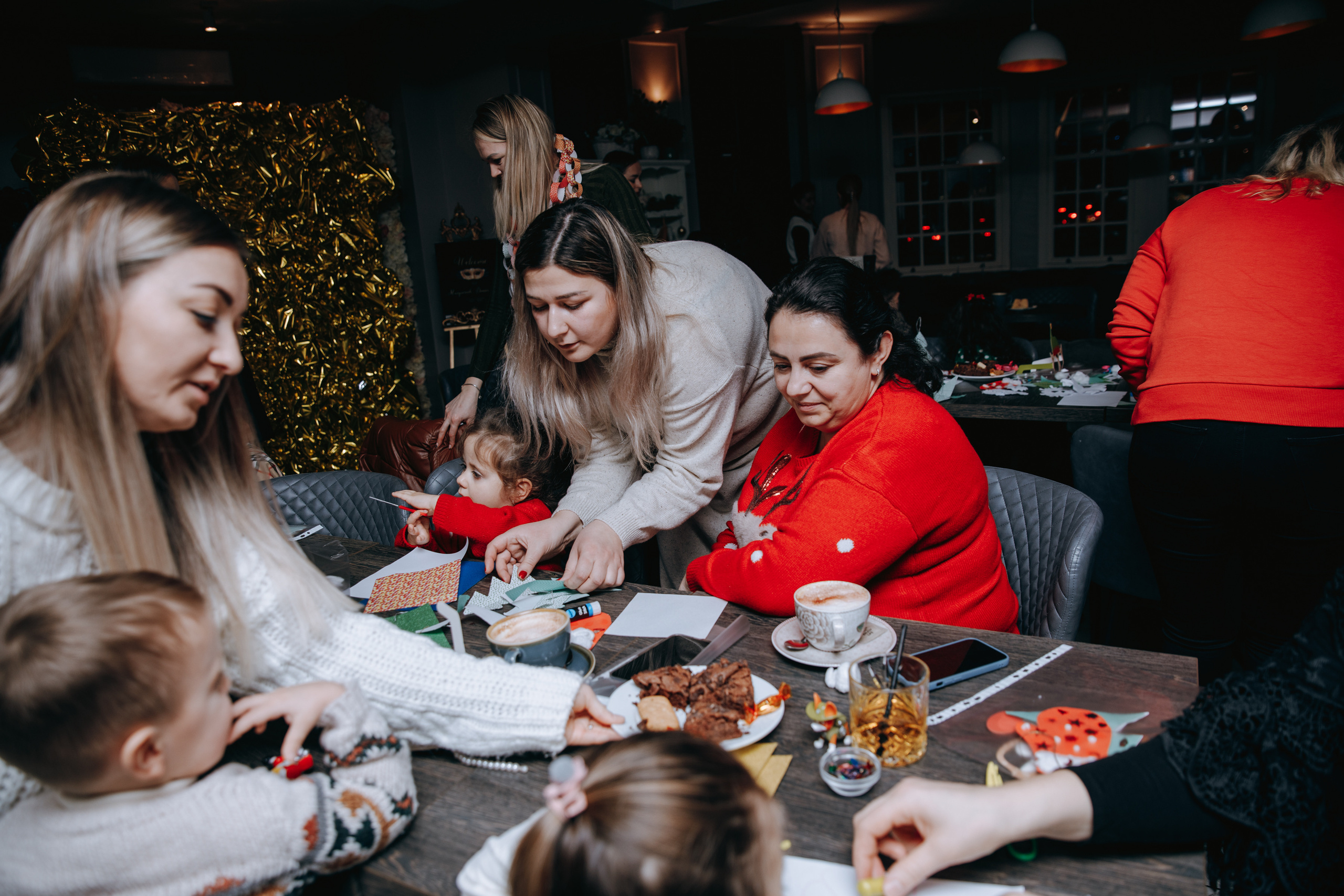 Crafty Christmas Party. Petru Gorea Photography | Family | Portrait | Fashion | Brand