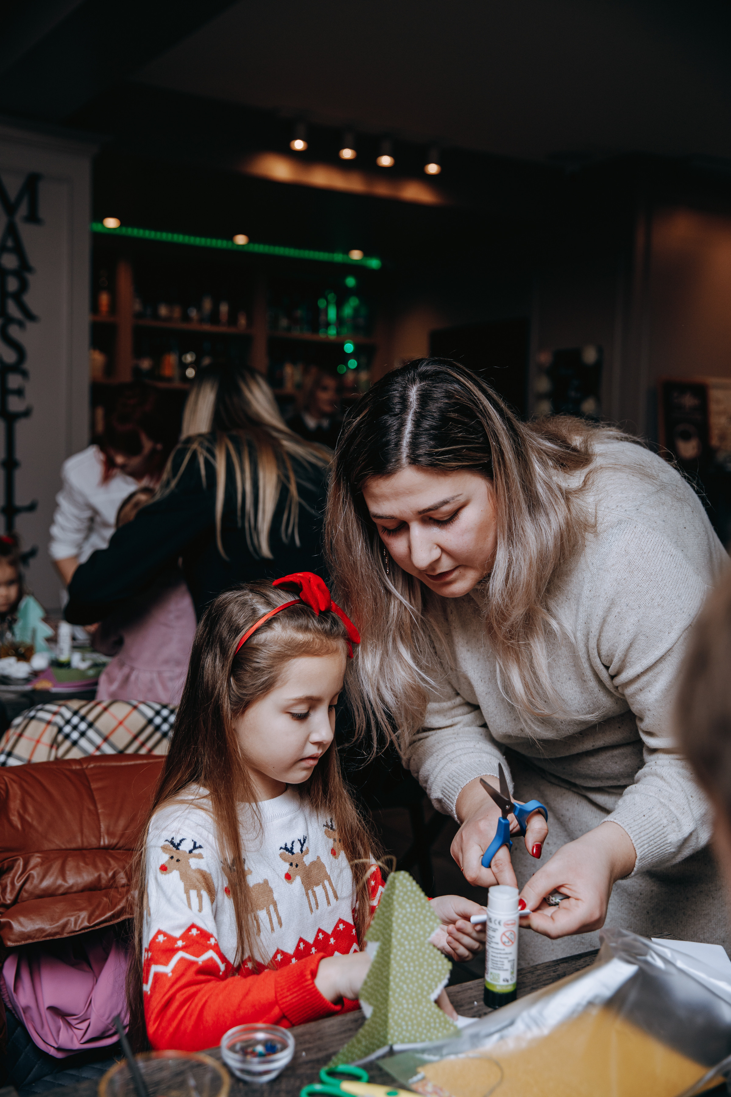 Crafty Christmas Party. Petru Gorea Photography | Family | Portrait | Fashion | Brand
