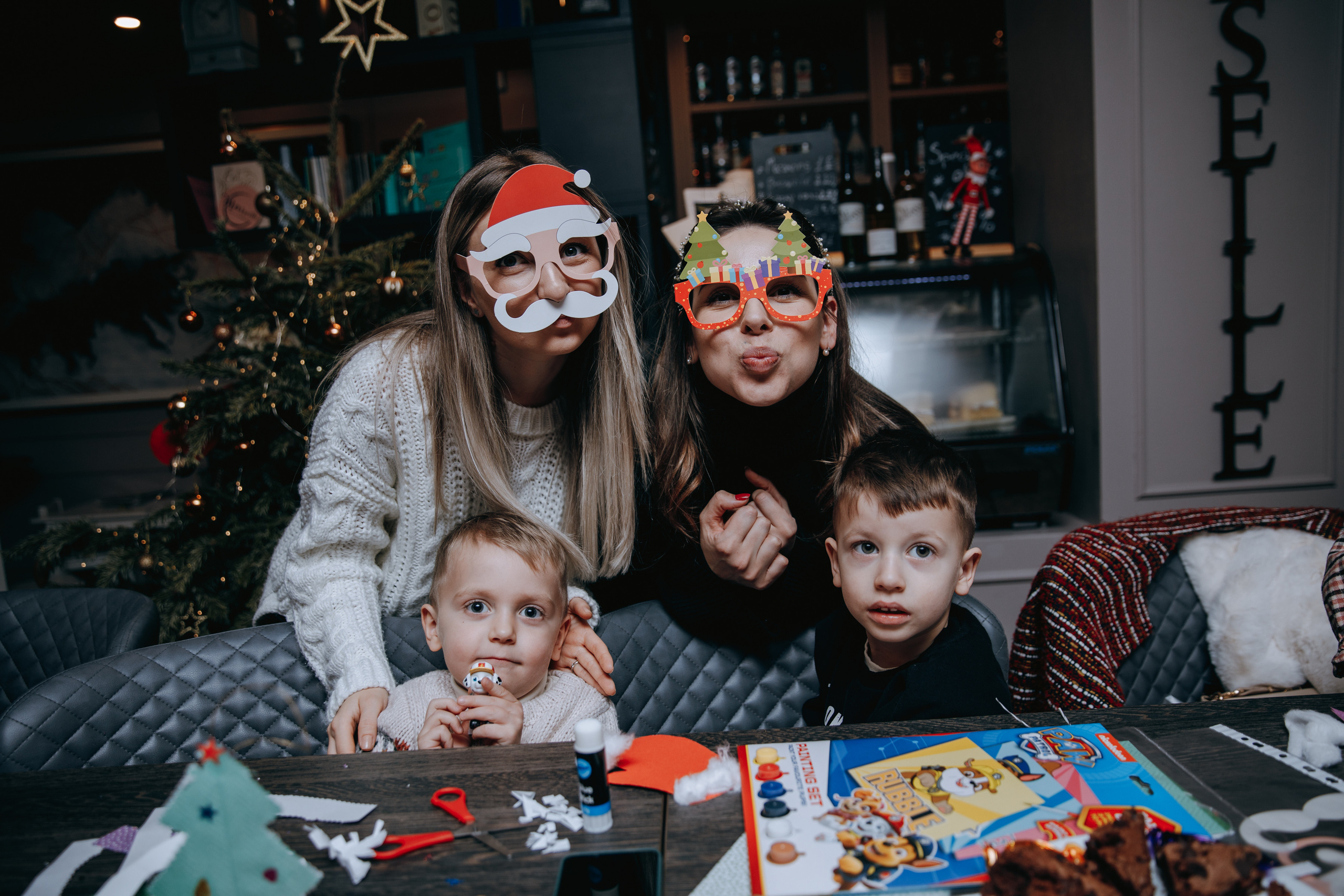 Crafty Christmas Party. Petru Gorea Photography | Family | Portrait | Fashion | Brand