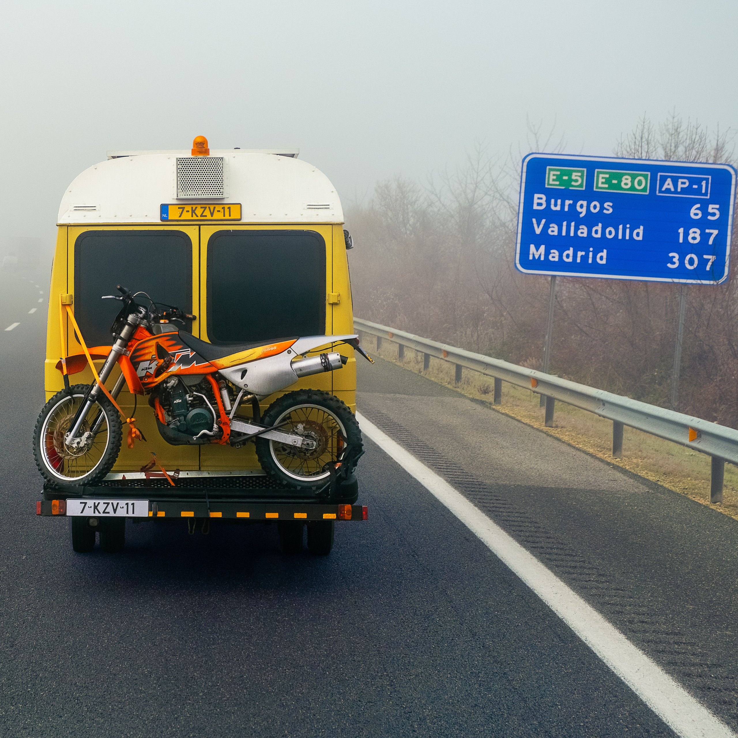 Редкие автомобили на автомобильных магистралях, дорогах.
