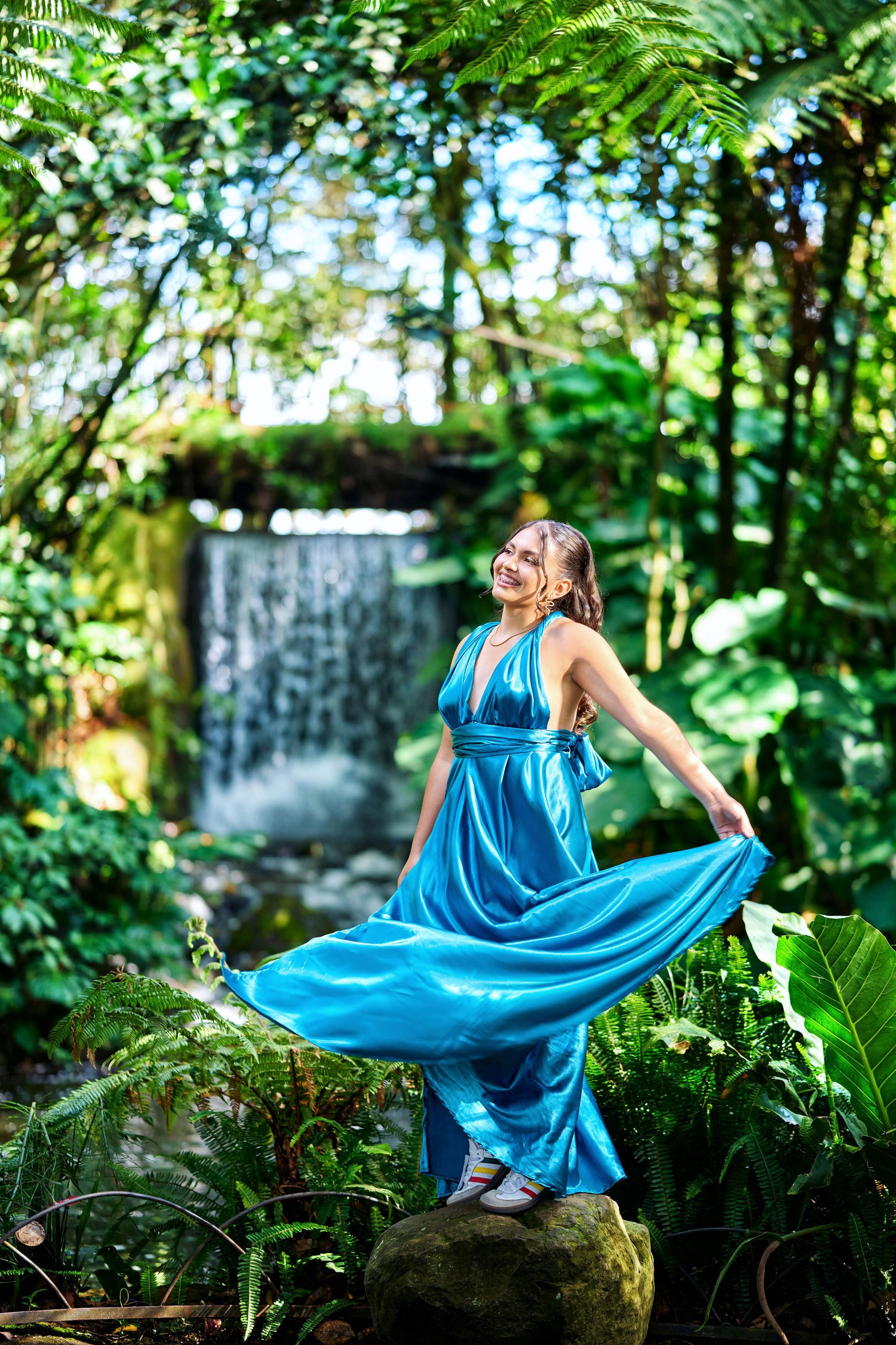 Sesión de fotos de quince años de Gaby rodeada de naturaleza y jardines tropicales.