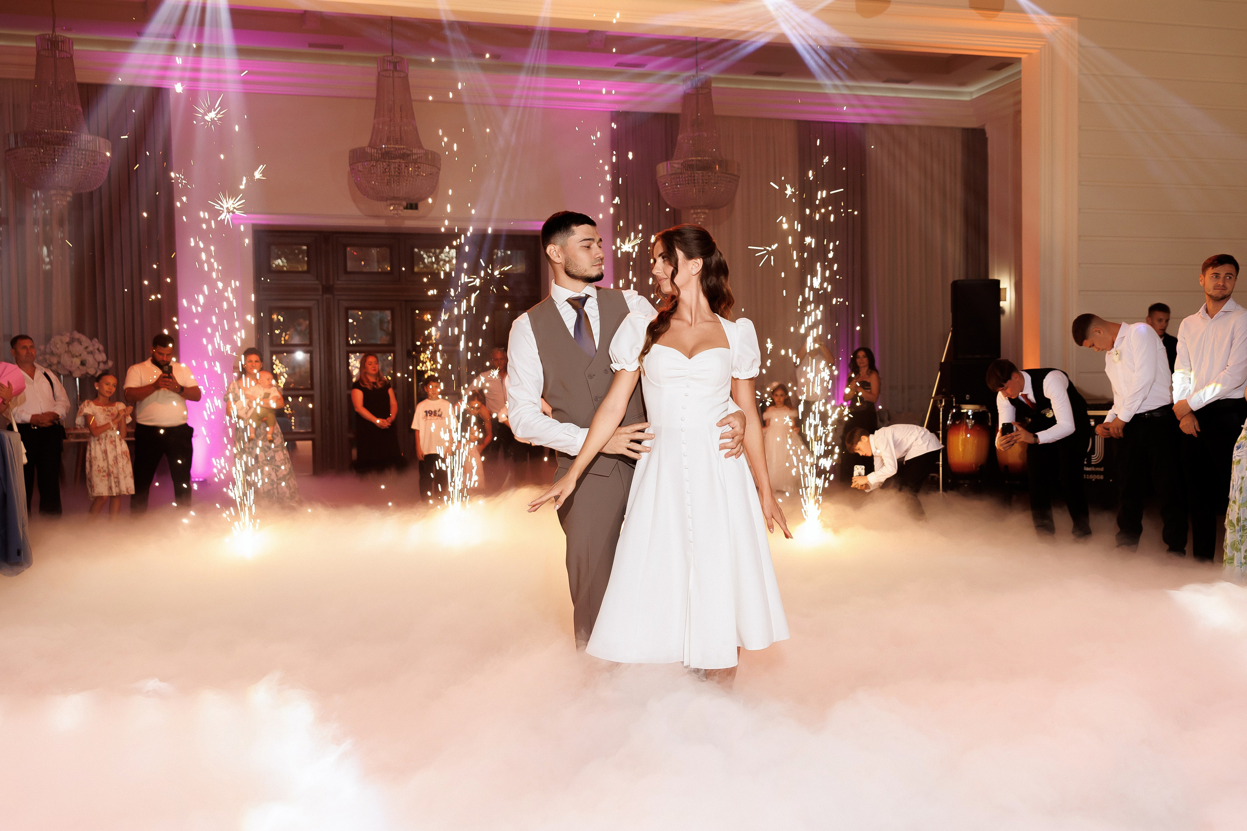 Eugen & Livia — Grand Elysee — Wedding Day. Servicii Foto și Video 067188353