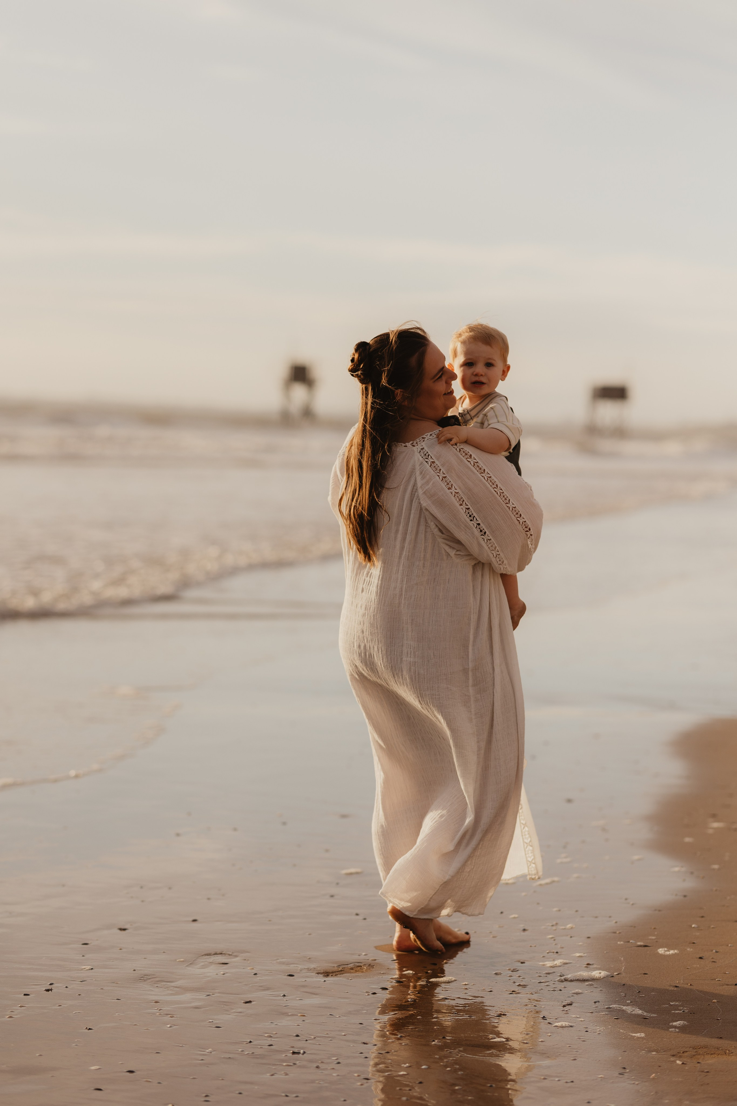 Famille jouant sur la plage au coucher du soleil, photos naturelles pleines de mouvement