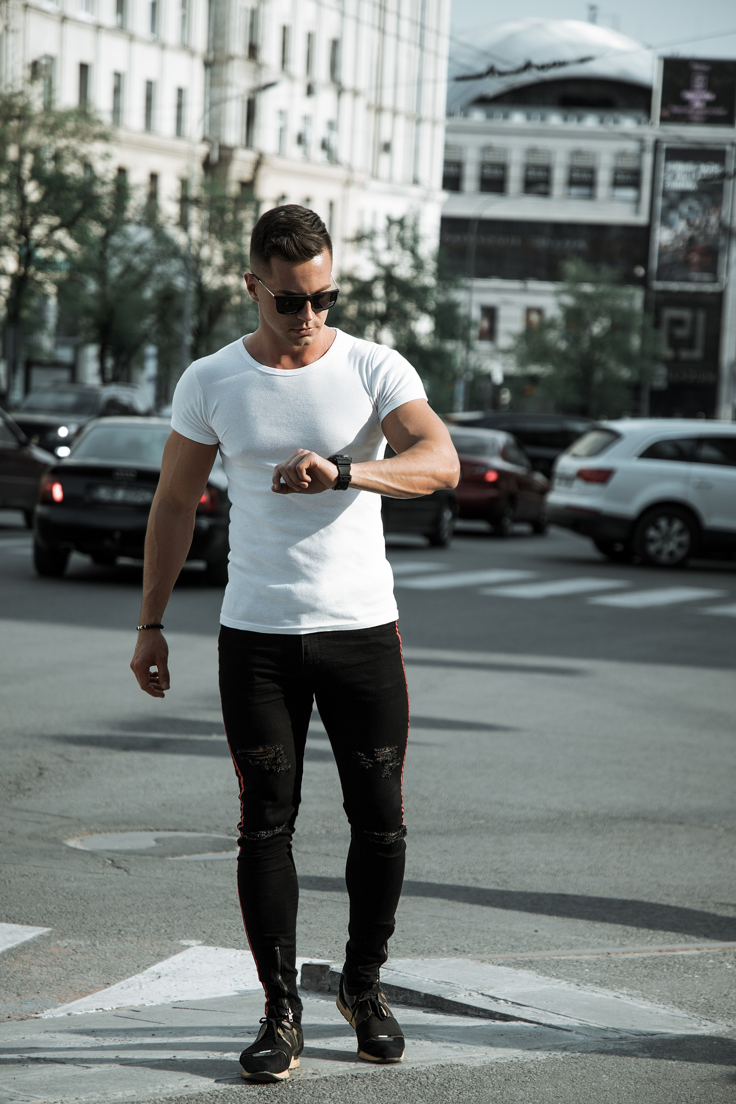 BUSINESS PORTRAIT. Photo and video production. Editing & retouching services. Training