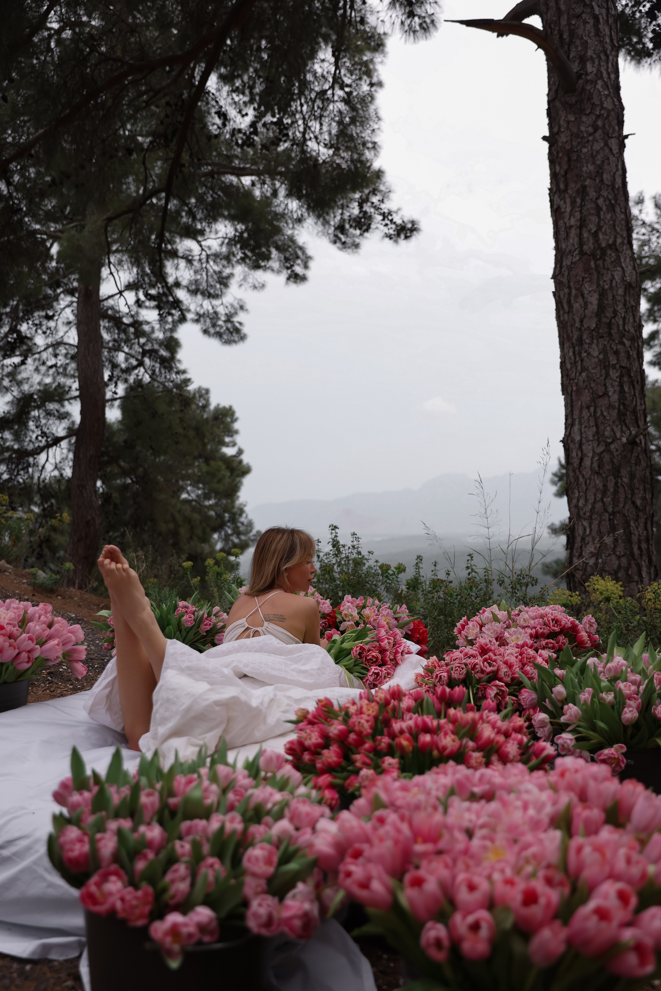 Девушка с тюльпанами. Фотосессия с тюльпанами. Фотосессия с тюльпанами пинтерест. Фото букетов с тюльпанами. Фото девушек с тюльпанами без лица. Фотосессия на рассвете. Фотосессия на закате. Фотограф в Анталии. Фотограф Анталия. Фотограф Анталья. Жизнь в Анталии. Фотограф в Турции.