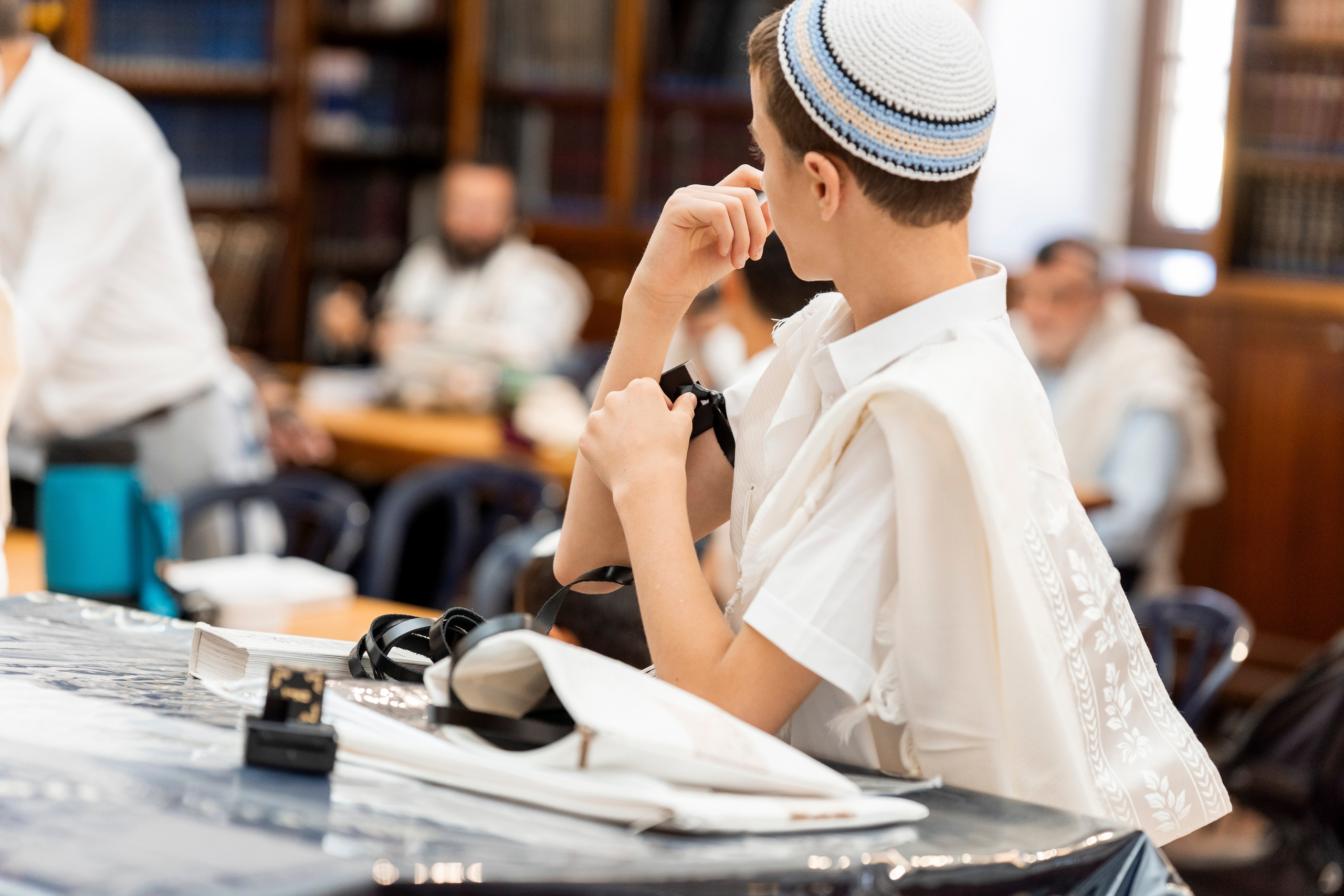 הנחת התפילין רפאל לוי. יוסף מזרחי צילום חתונה, ברית וזוגיות. צלם מקצועי שאוהב להוציא אתכם הכי יפים ברגעים הכי מרגשים