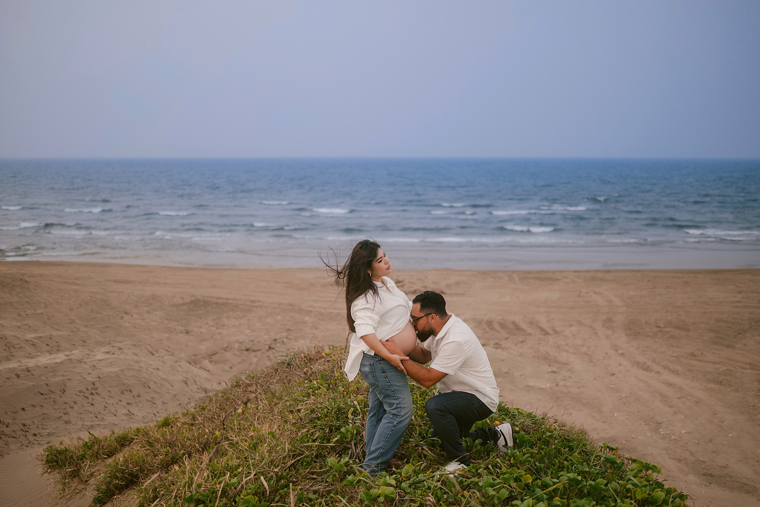Maternity Pregnancy Session  Sesión embarazo Carlos RaGo Fotografía Mamá embarazada siendo abrazada por su pareja