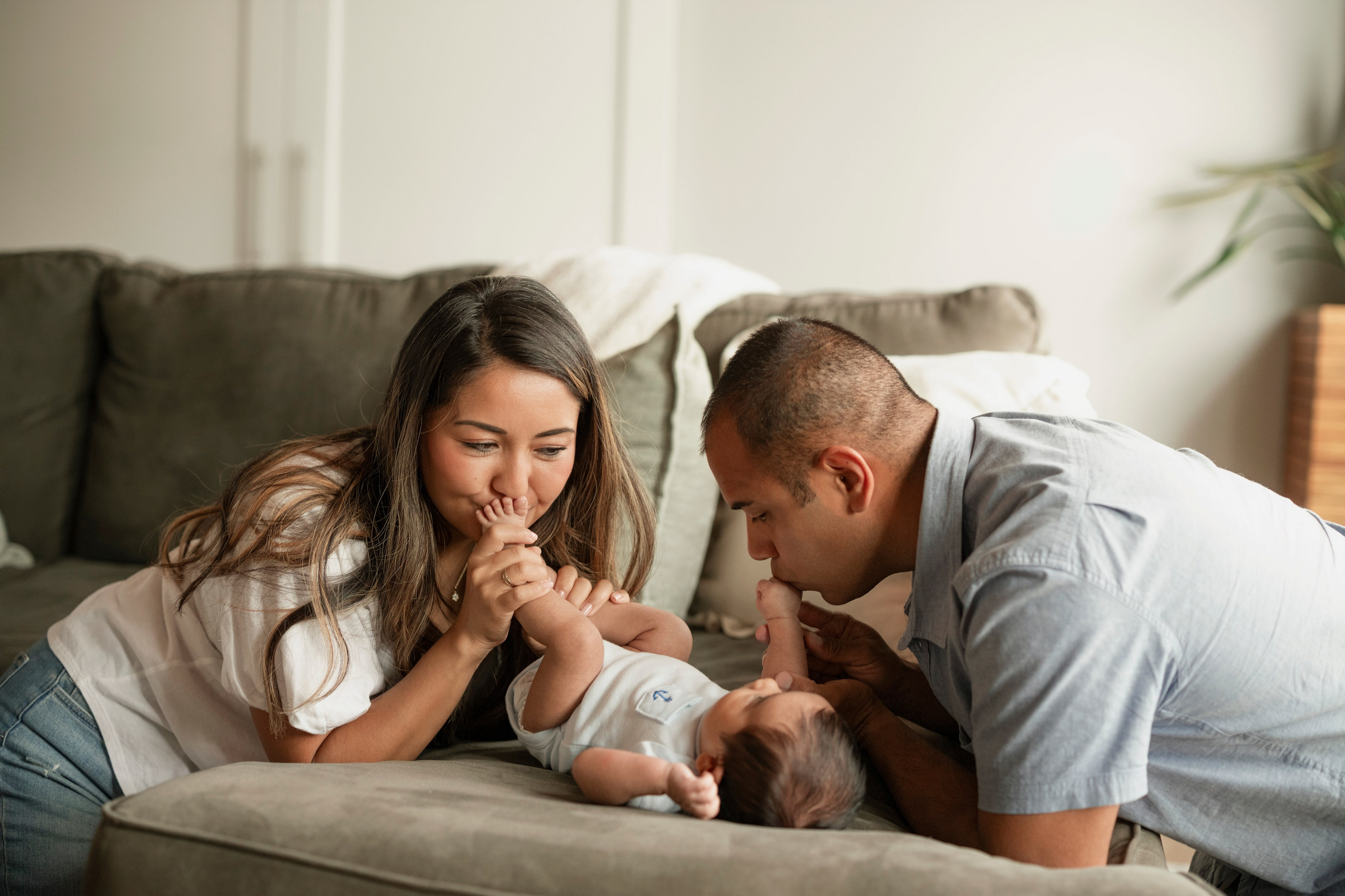 Tender newborn moments in lifestyle family photography session