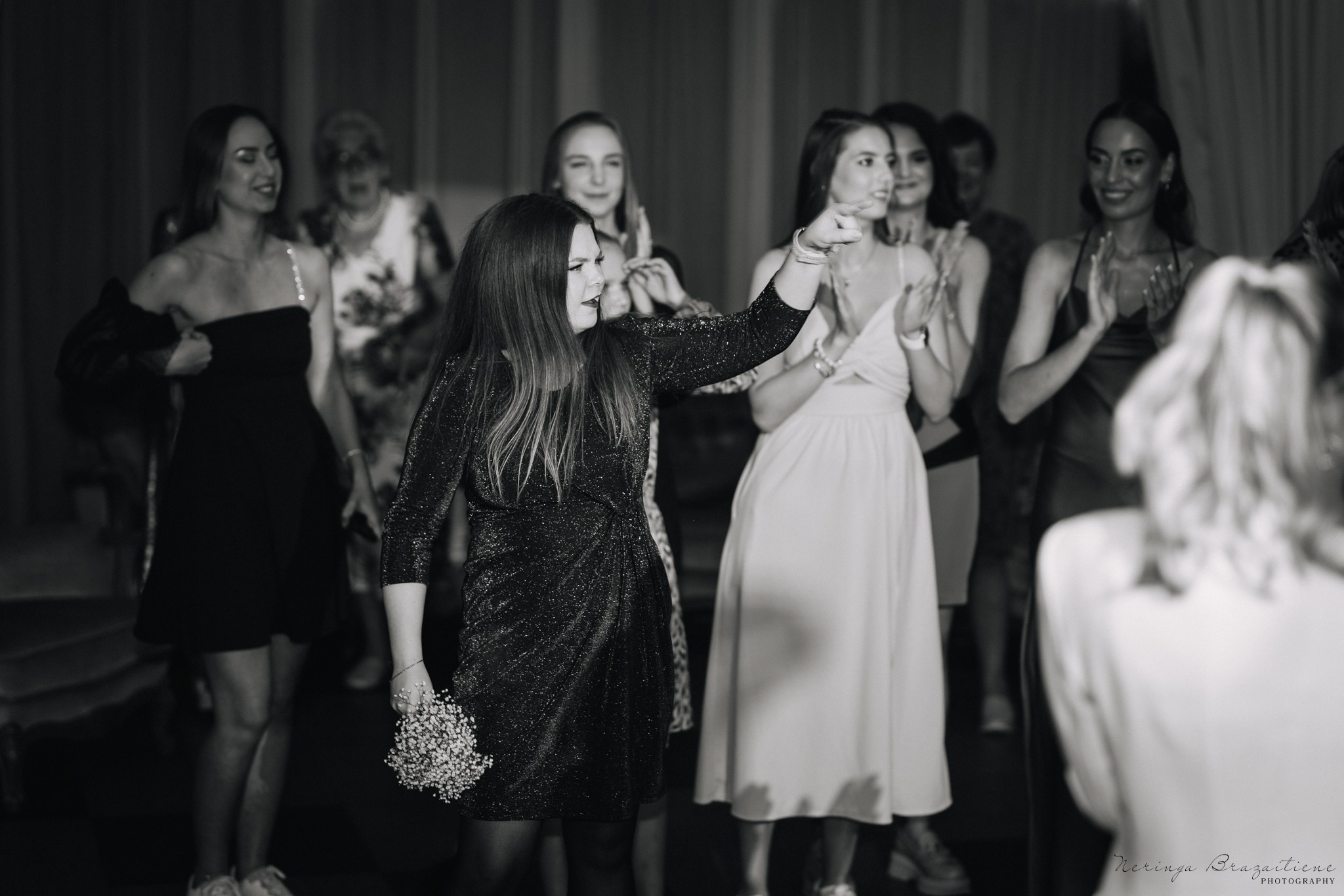 Vestuvinė fotosesija Kaune, Vienybės aikštėje, prie Lietuvos banko