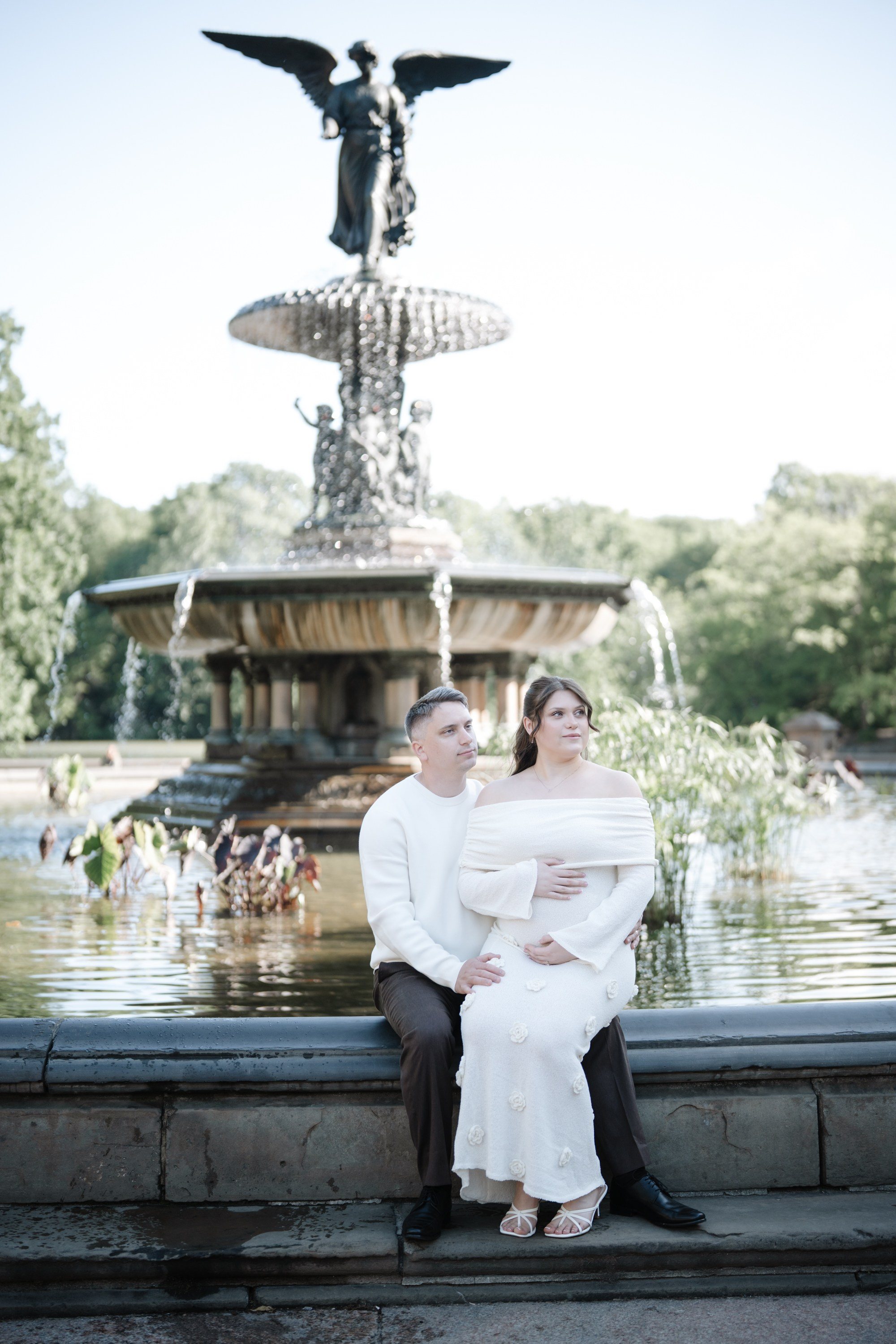 Maternity photo shoot in Central Park. Portrait and wedding photographer in New York