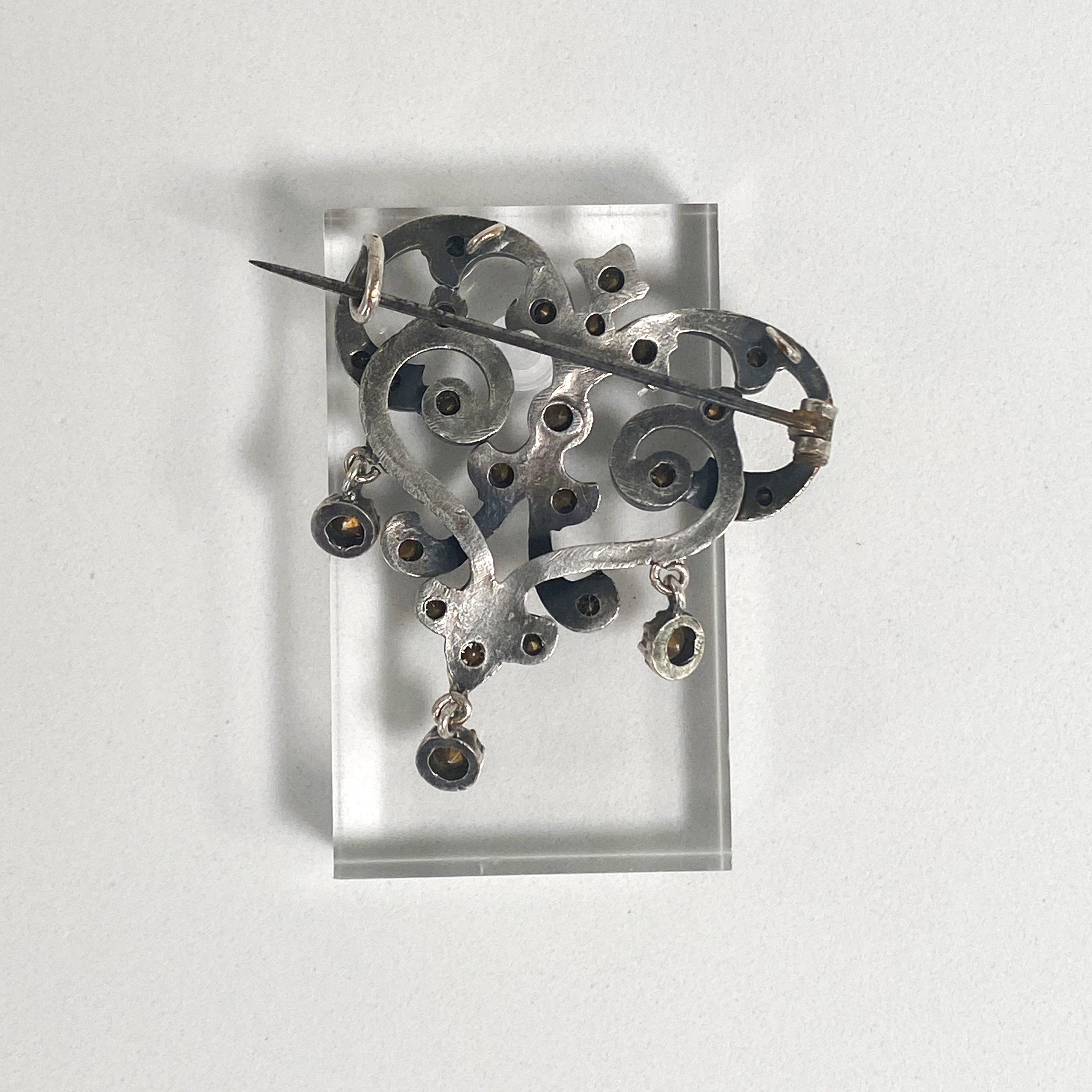 Brooch Elizabeth. Современнные и актикварные украшения в Барселоне, Москве и Санкт-Петербурге