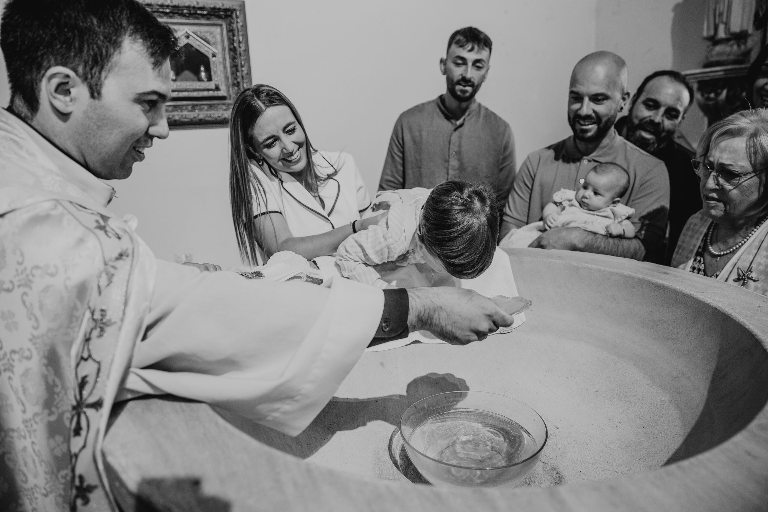 Retrato de bebé con traje de bautizo en estudio fotográfico Rainbox, Torrejón de Ardoz