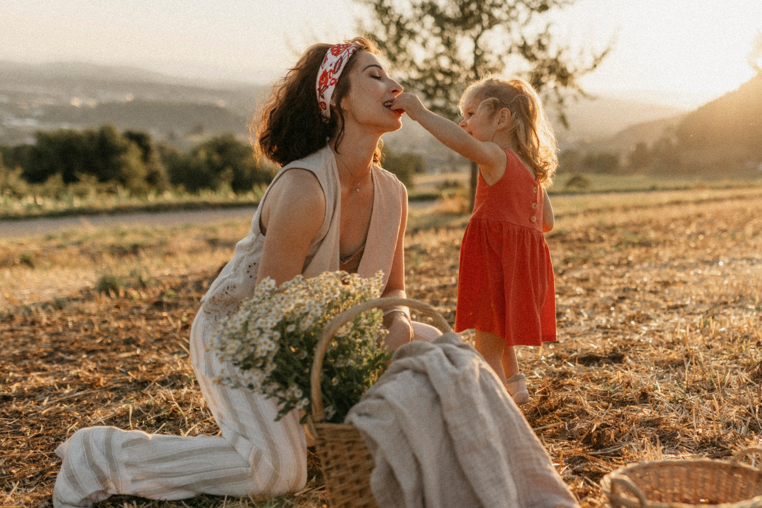 Zhenya and Maya. Polina Sobol — family & documentary photographer in Bern. Outdoor & urban photo sessions for families, kids and couples