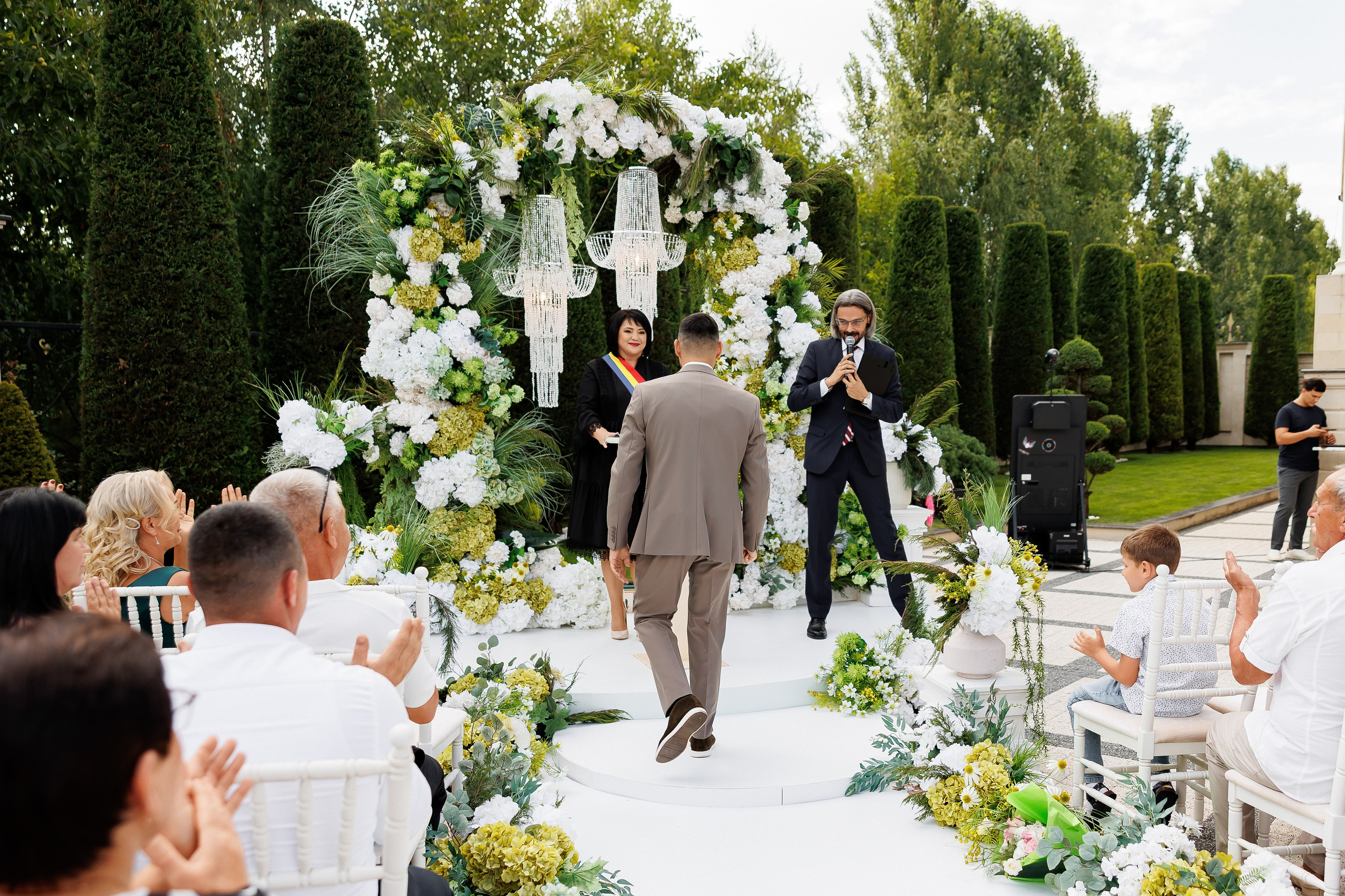 Eugen & Livia — Grand Elysee — Wedding Day. Servicii Foto și Video 067188353