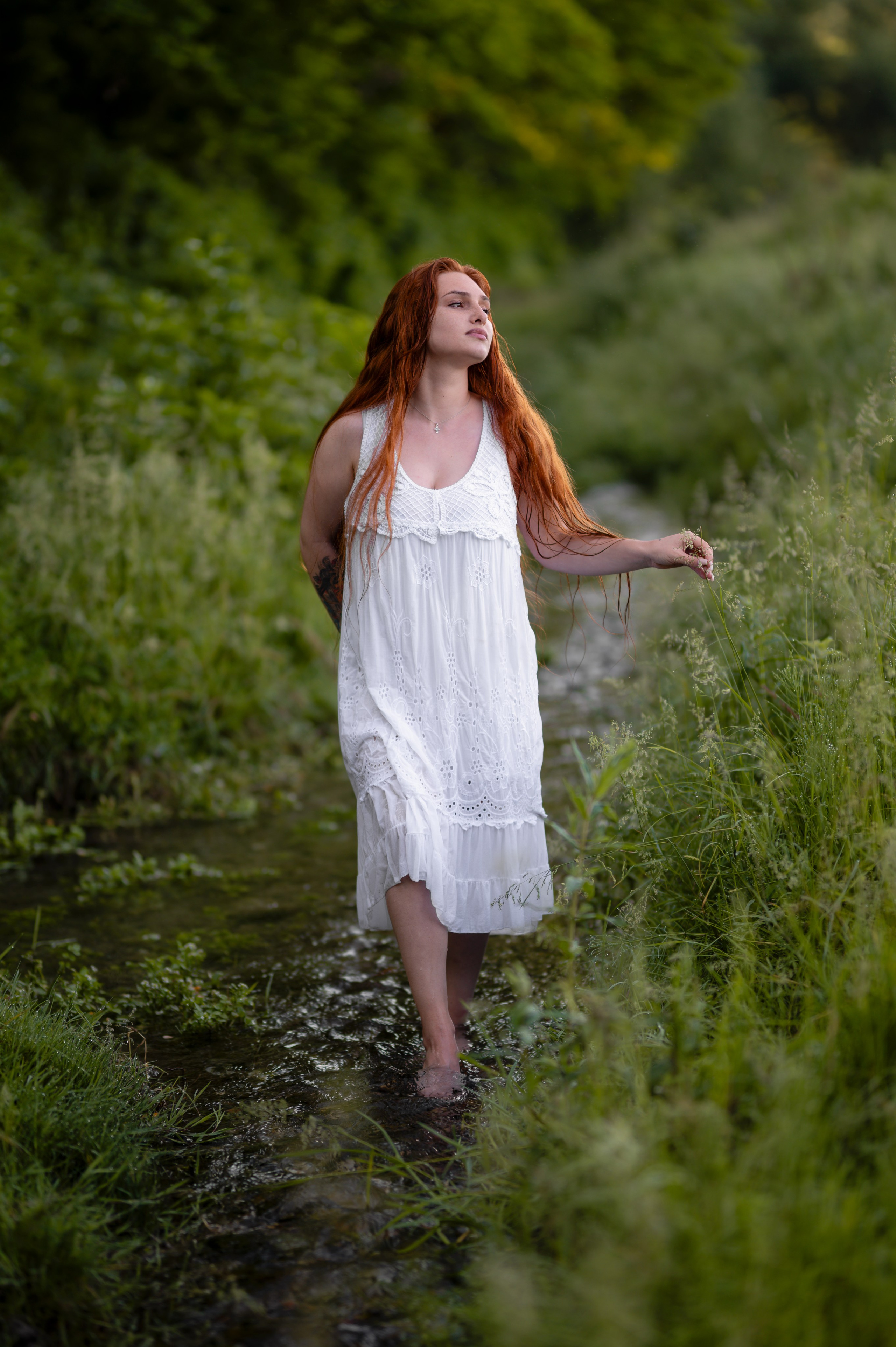 Poveste pe mal de râu. Home