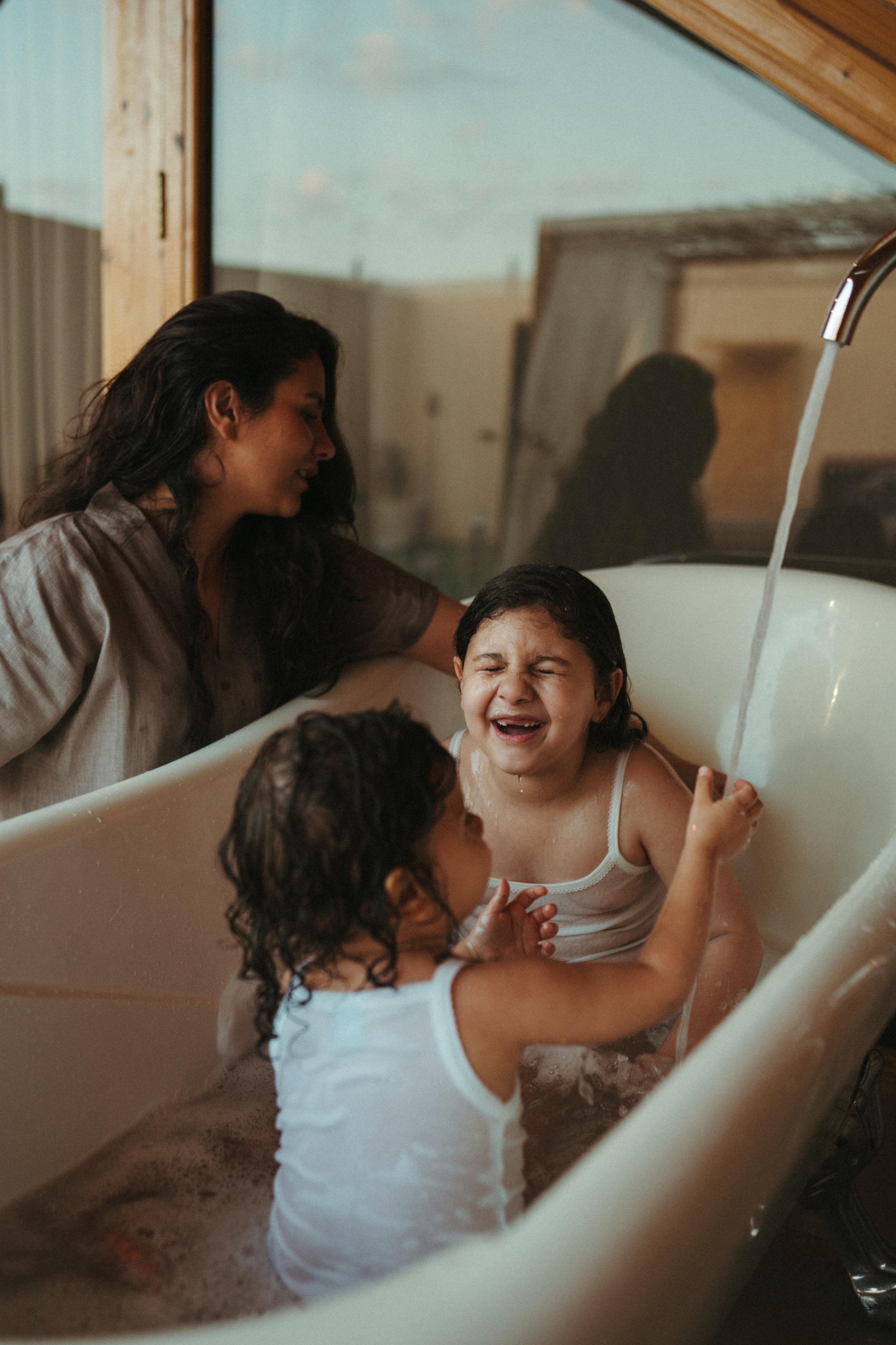 Amnah with daughters. Family photographer in Saudi Arabia