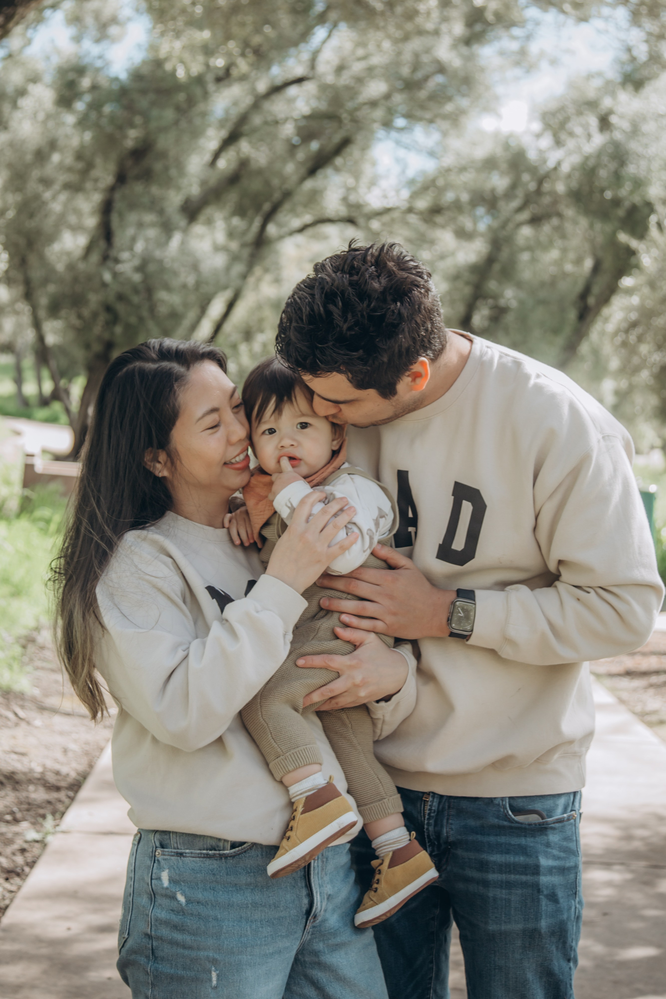 Family in nature. Family and children’s lifestyle photographer Elena Tumanova