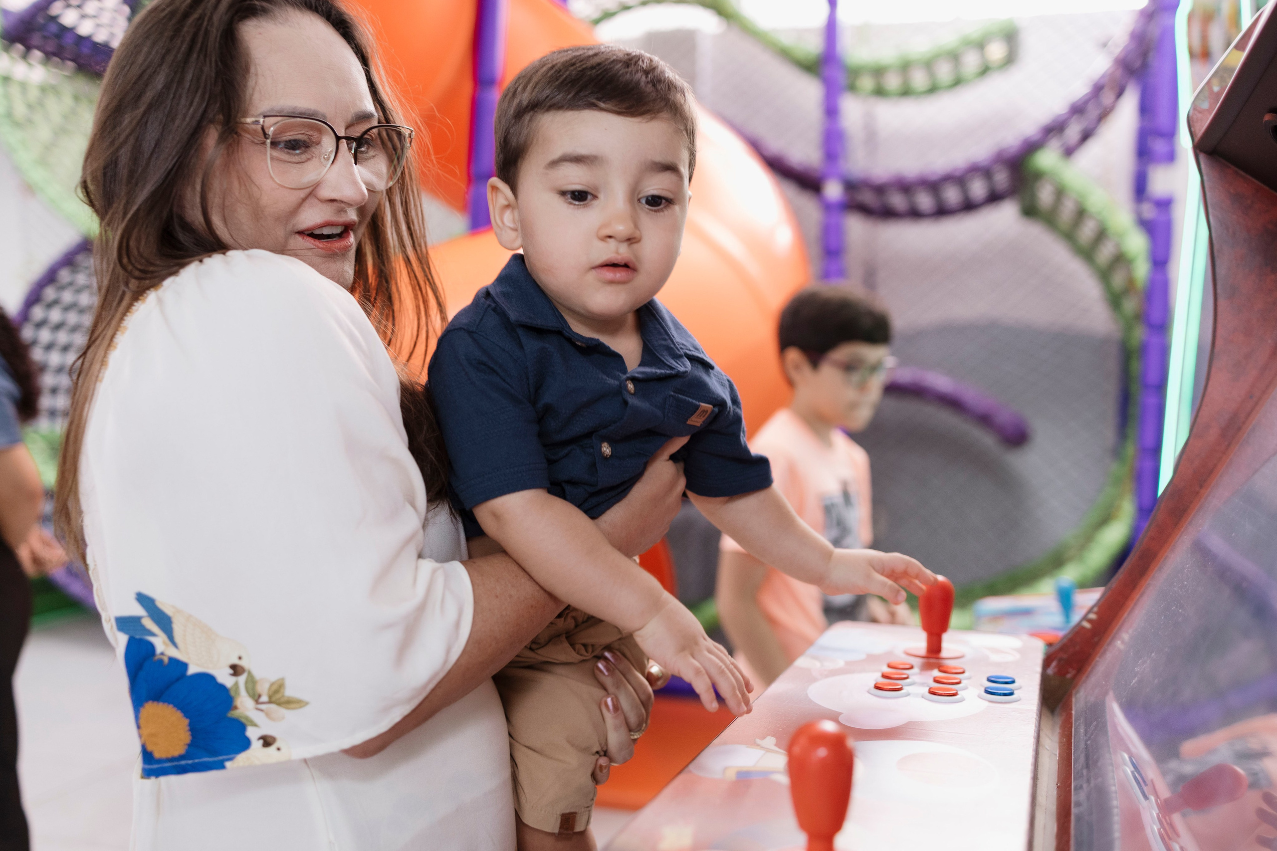Momento espontâneo de brincadeira na festa infantil em Recife