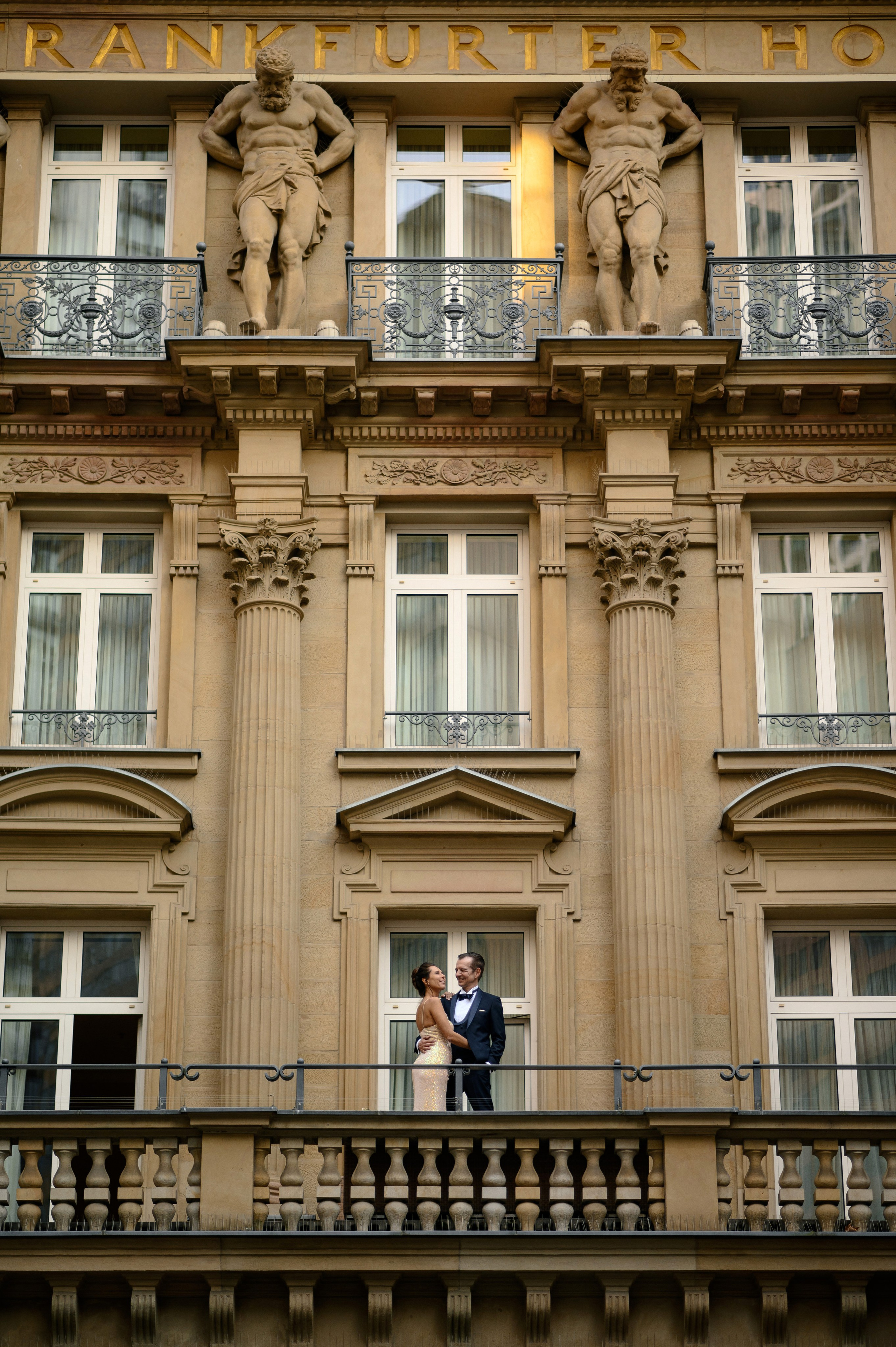 Elegante Hochzeitsfotografie am Frankfurter Hof mit historischer Fassade im Hintergrund