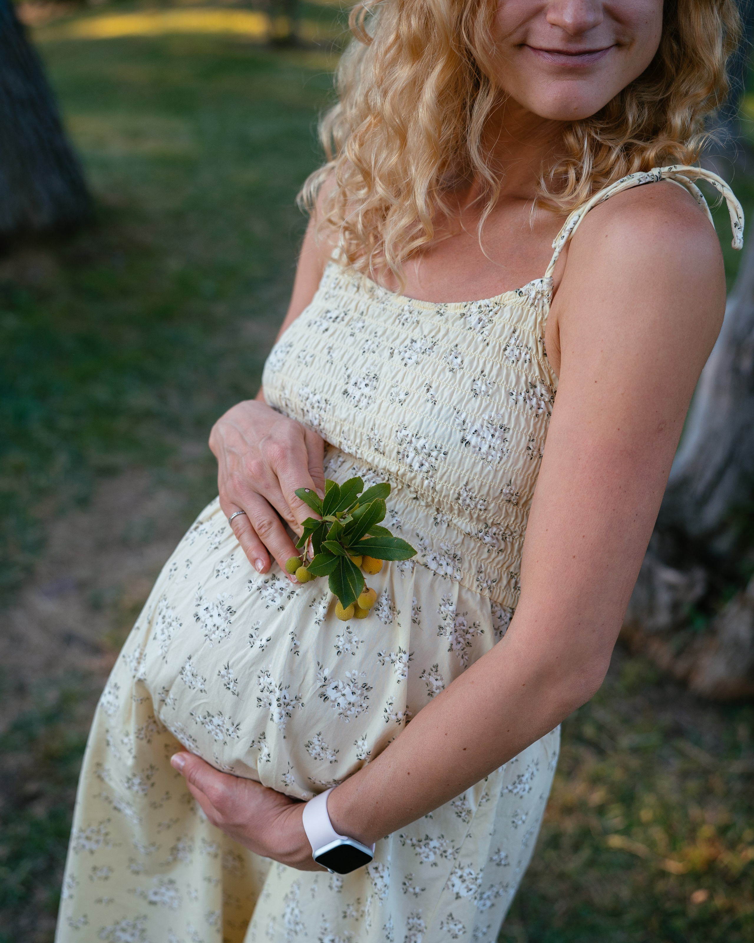 Candid pregnancy photoshoot in the park. Photographer in Madrid, Spain. Alyona Belyaninova