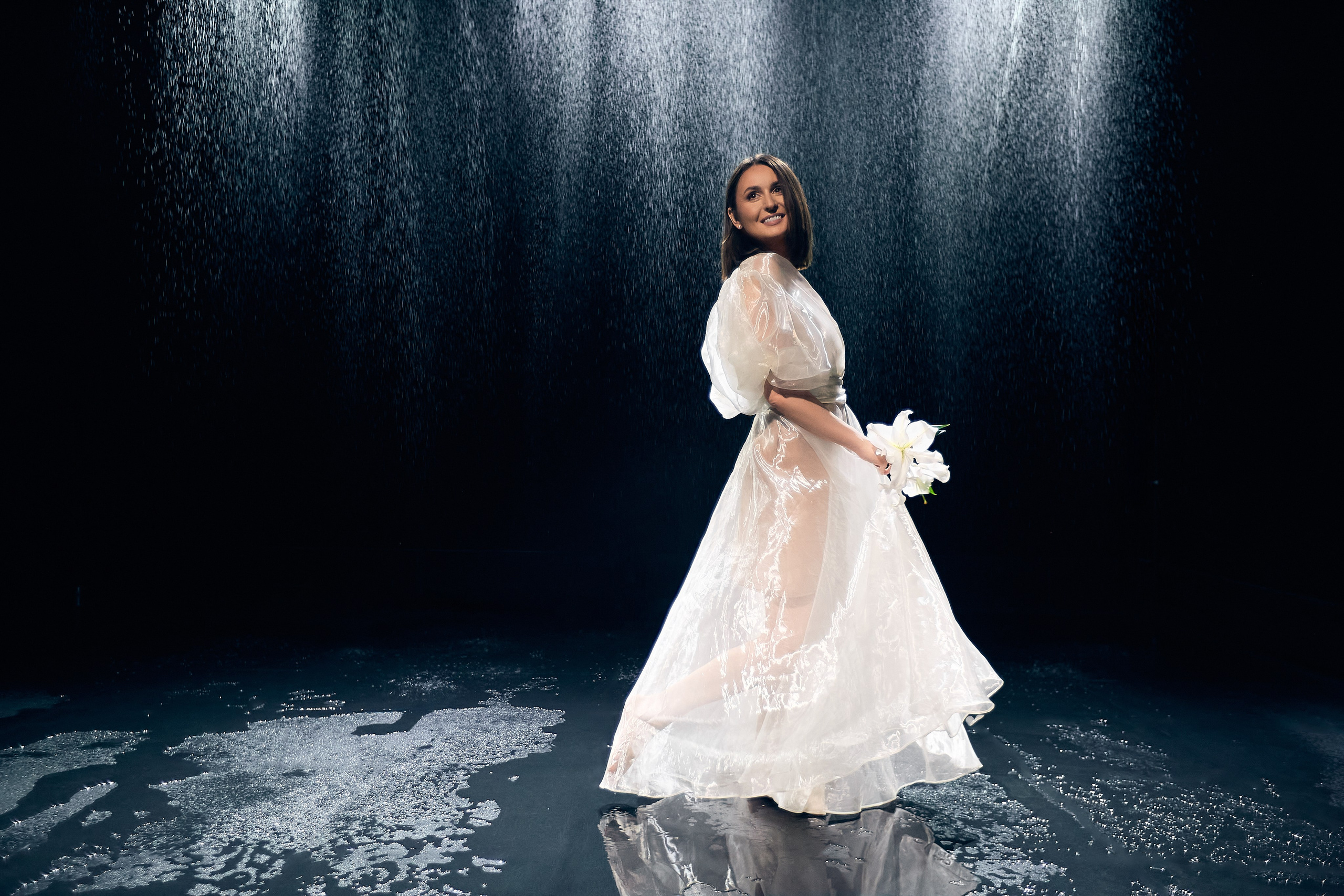 Delikatna sesja zdjęciowa z wodą i kwiatami – magia światła i odbić. Portrait & Fashion Photographer | Сannes, Paris, Monaco, Dubai, Kyiv — - Alisa Postnykova