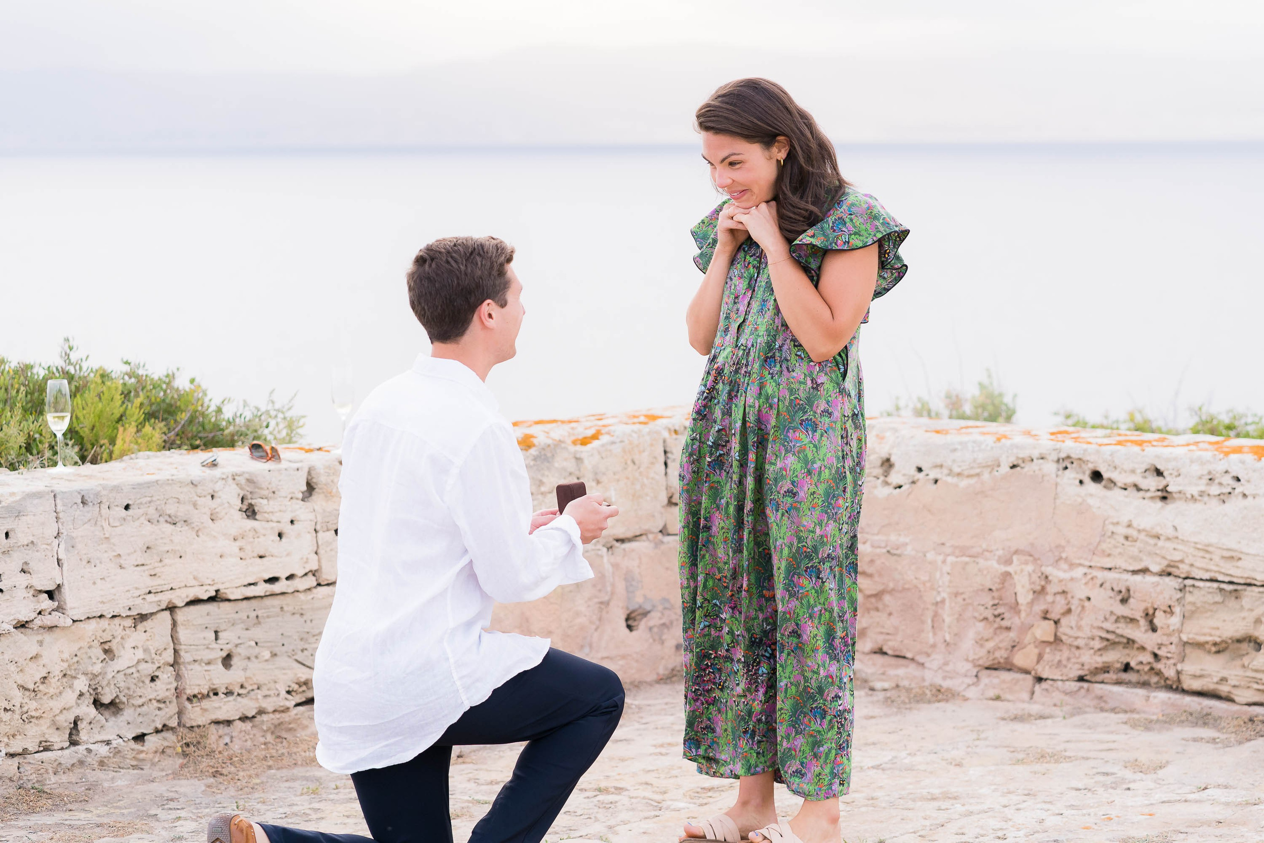 Her astonished face says it all when he saw the proposal of marriage in Mallorca.