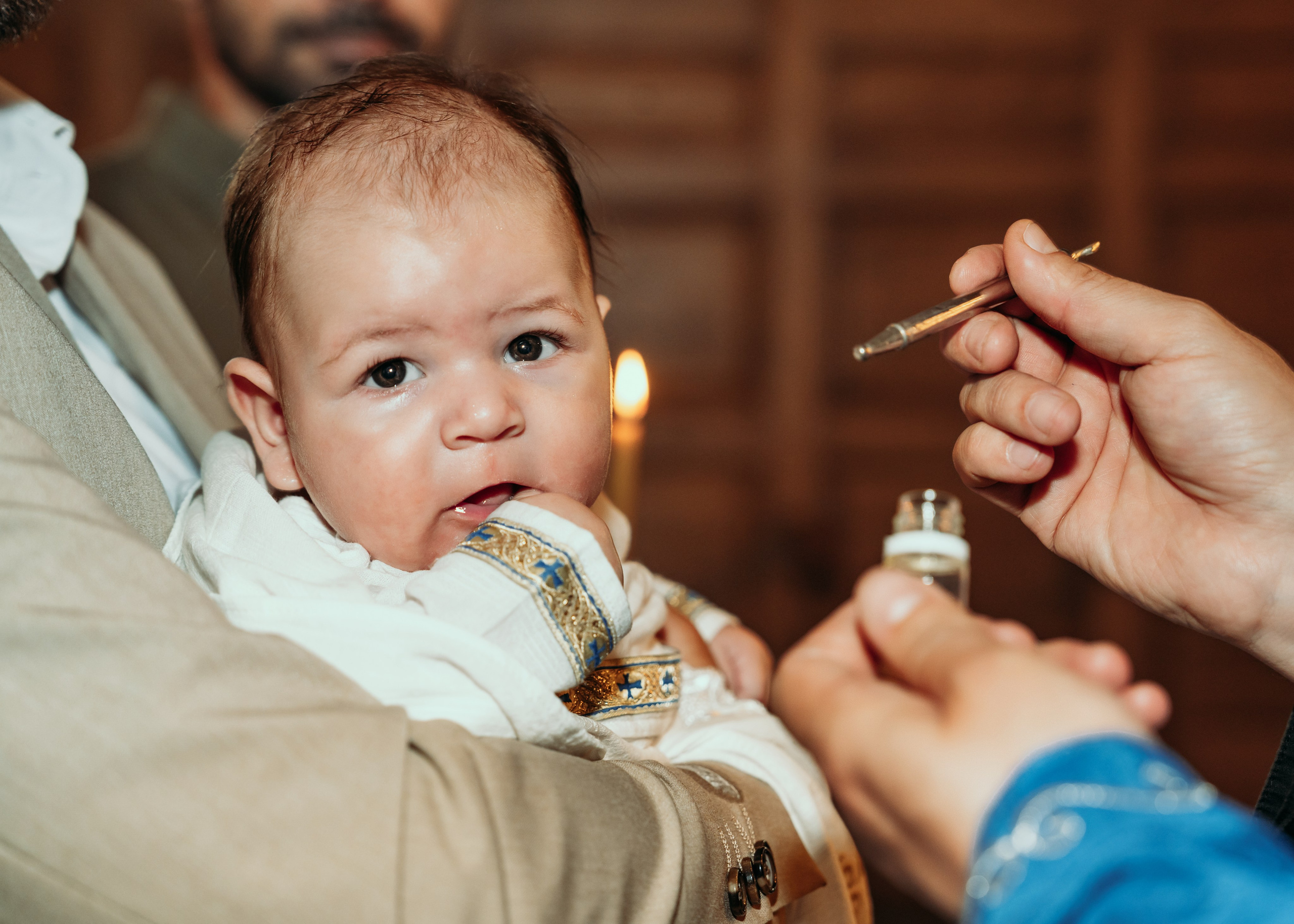 Sveštenik krštava dete u pravoslavnom hramu