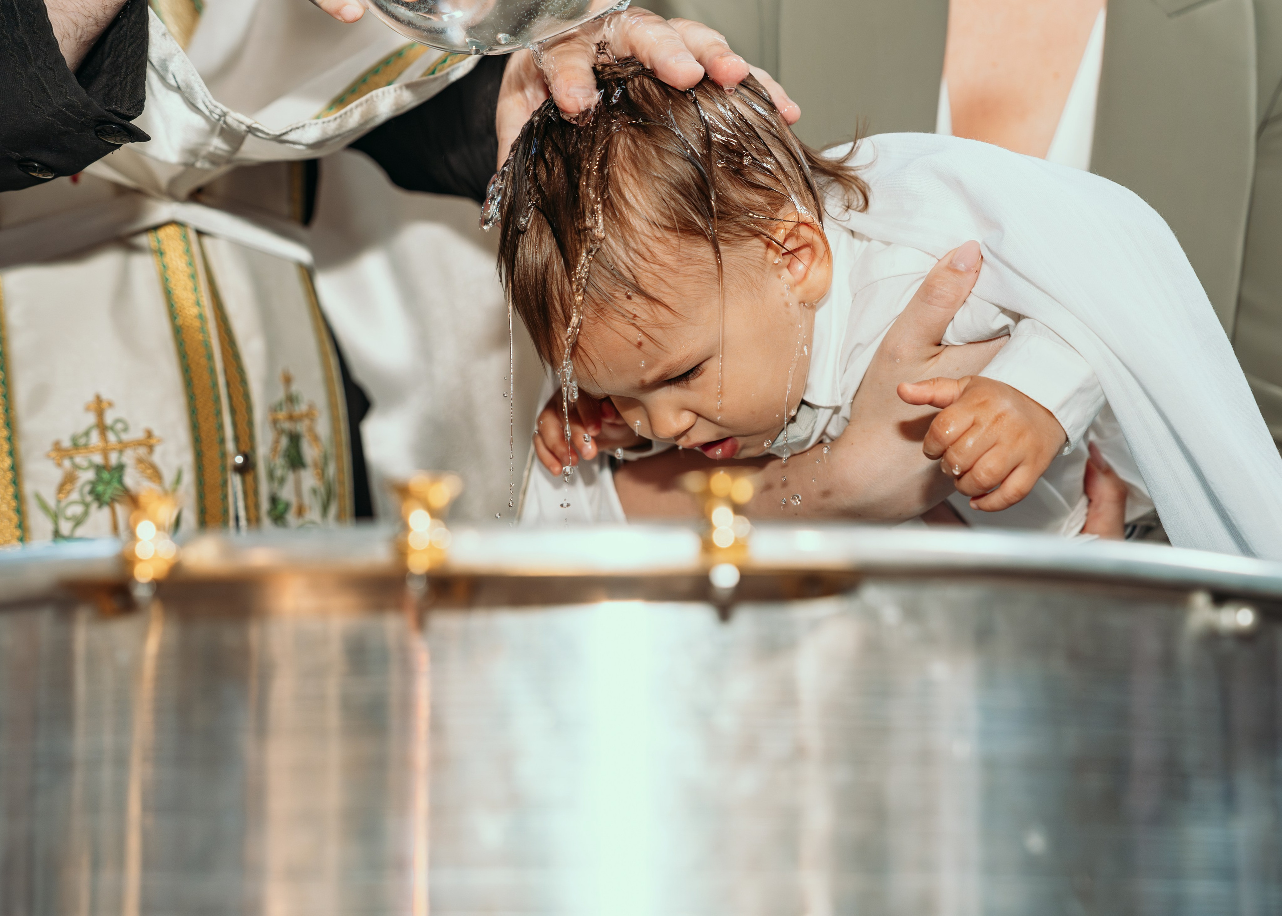 Beba u kadi tokom krštenja u Beogradu