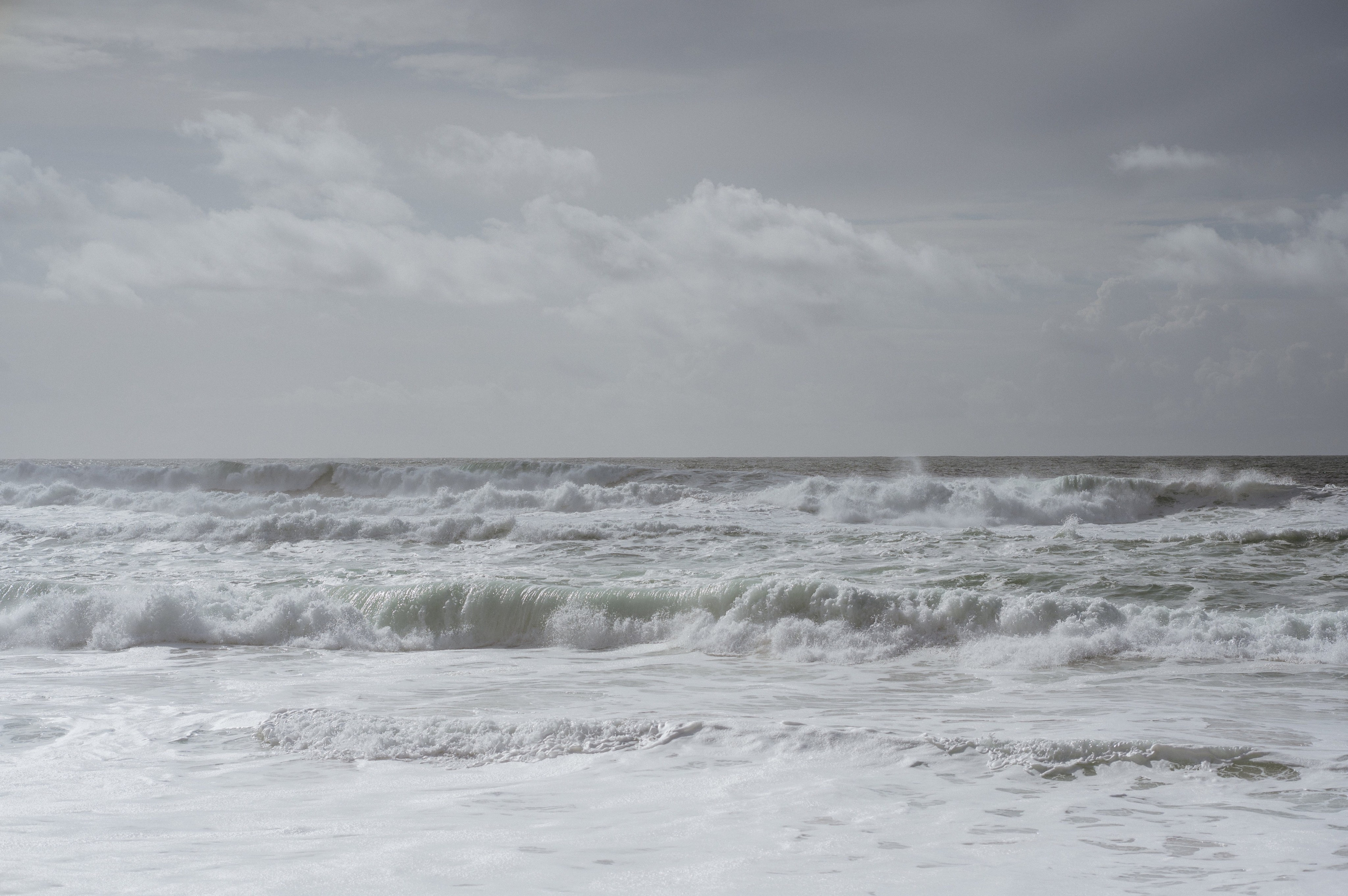 Ședință foto de nuntă pe plaja Adraga – emoție la malul oceanului Atlantic. Valentin Melen - fotograf de nunta 🤍