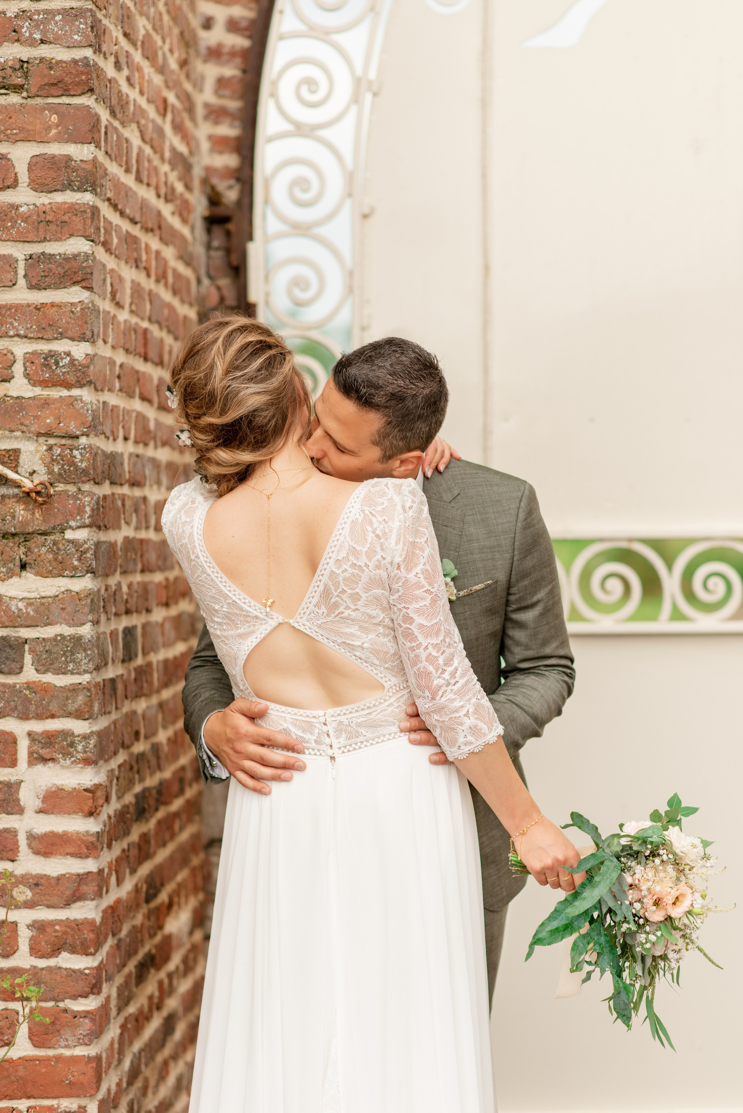 Photo de groupe prise par photographe devant château du nord de France