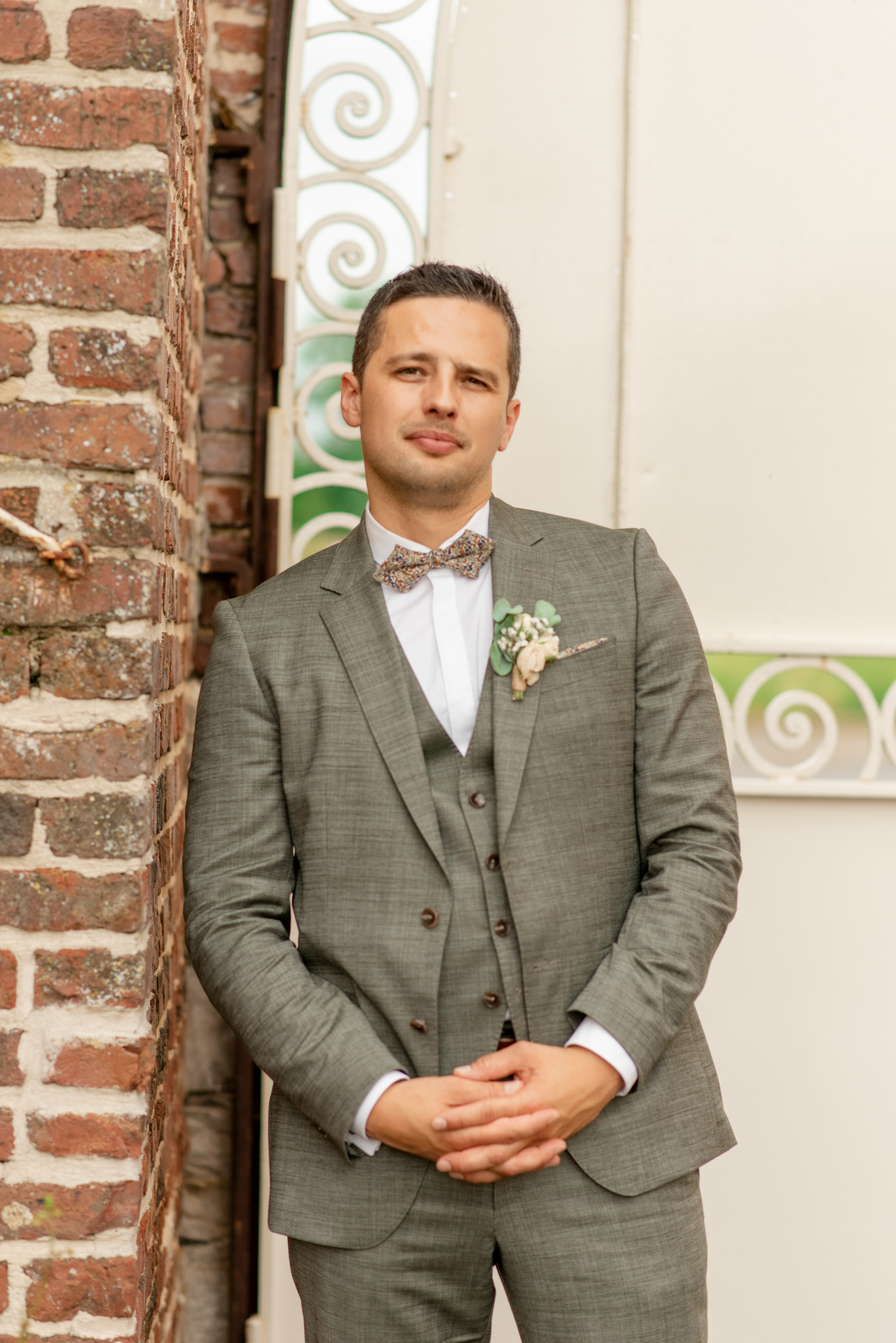 Shooting mariage élégant dans galeries du Louvre