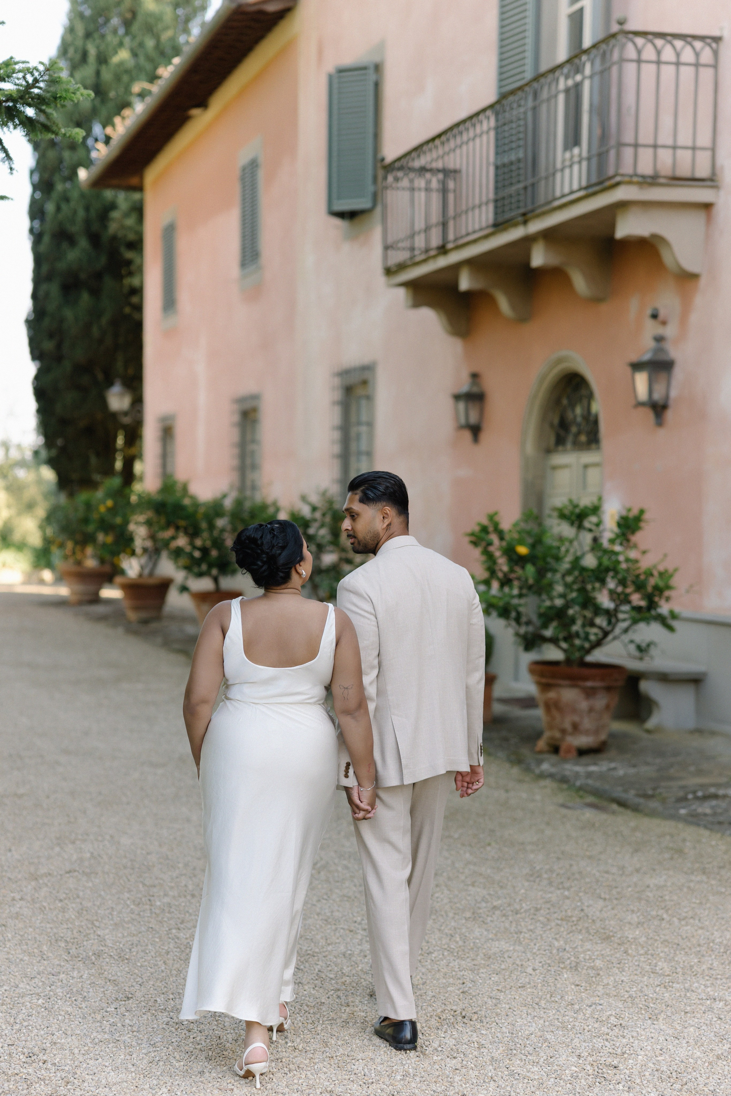 Pre-wedding in Tuscany. Wedding photographer Italy