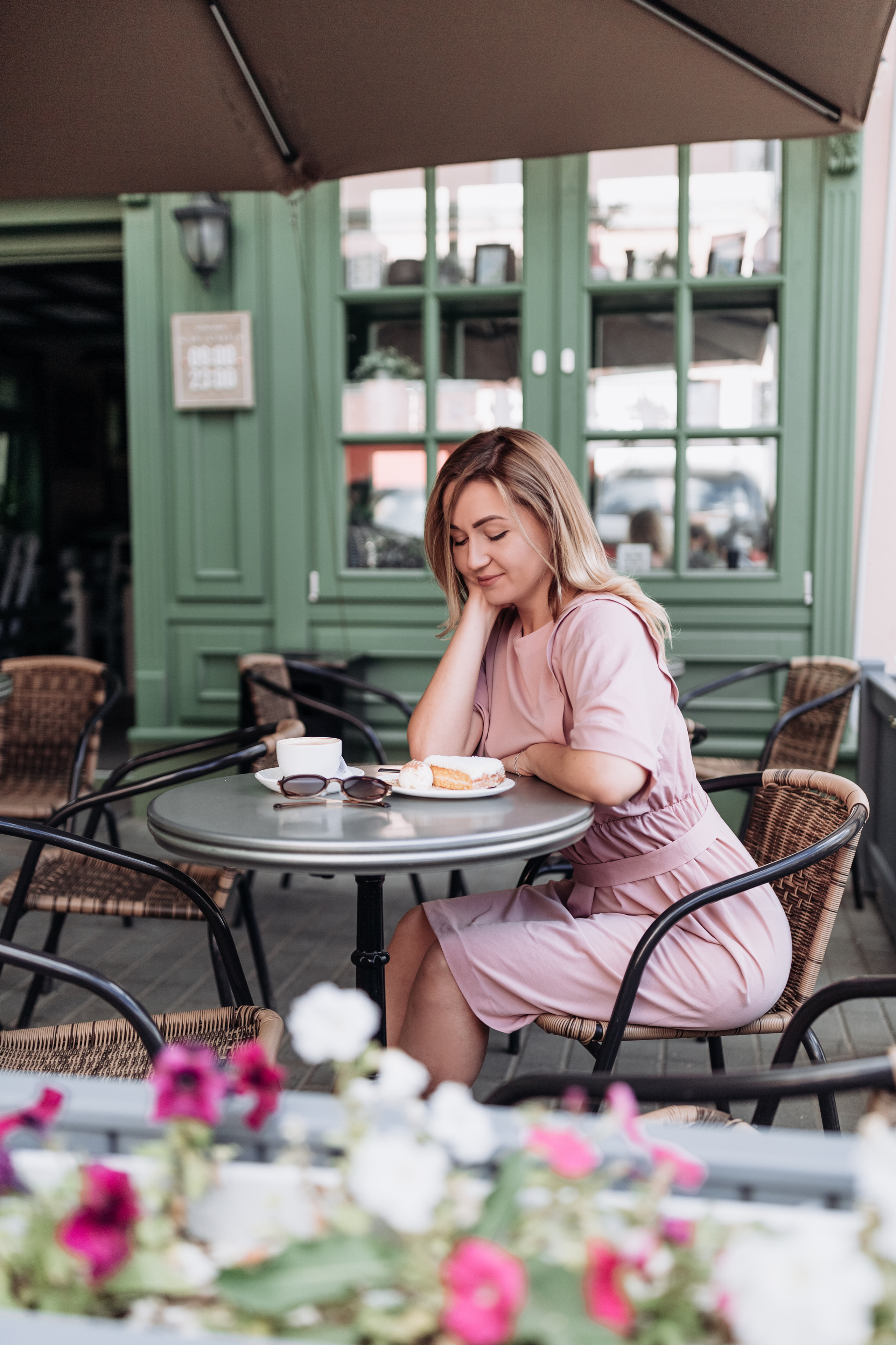 Photoshoot at the cafe with Marina. Photographer Rouen, France