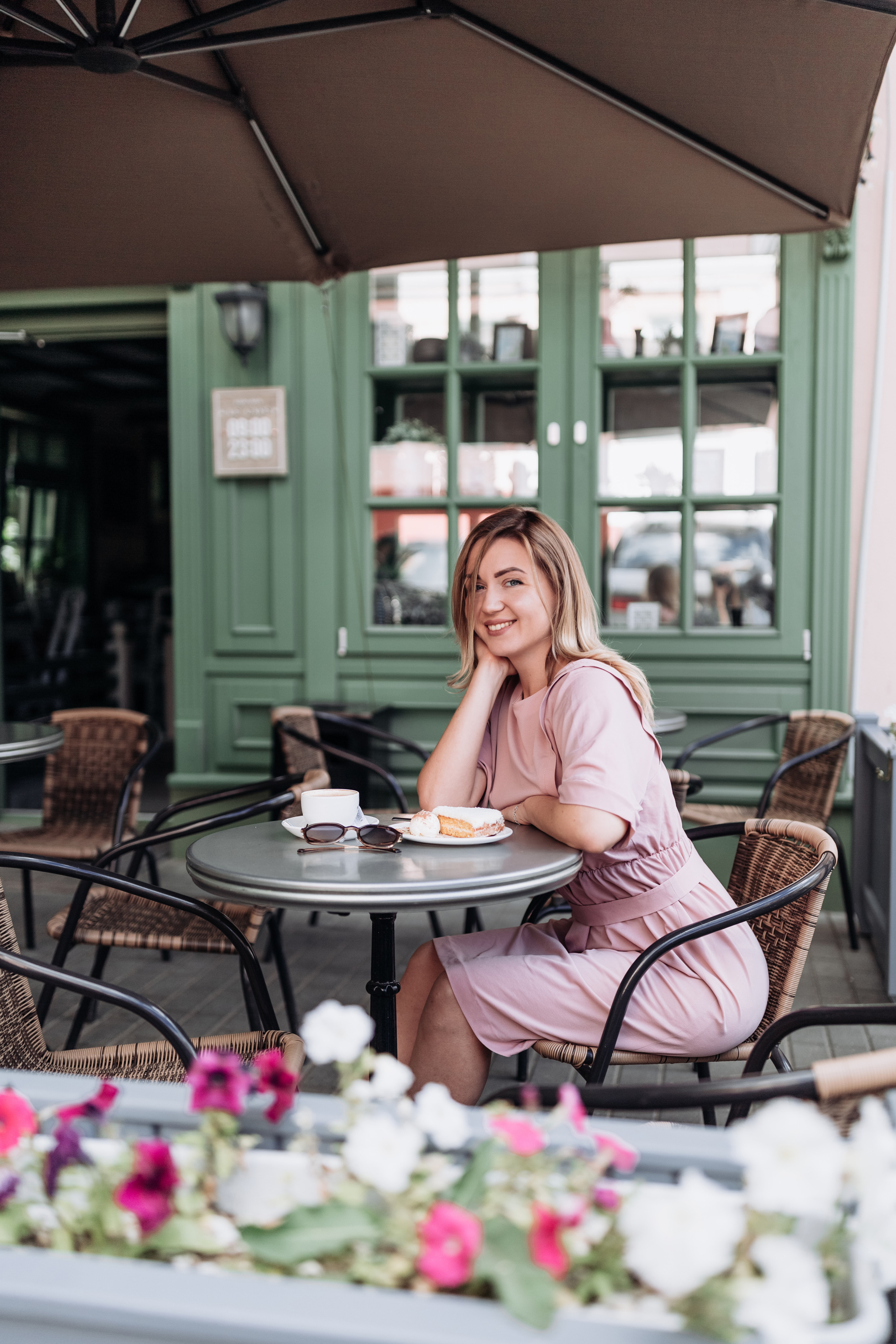 Photoshoot at the cafe with Marina. Photographer Rouen, France