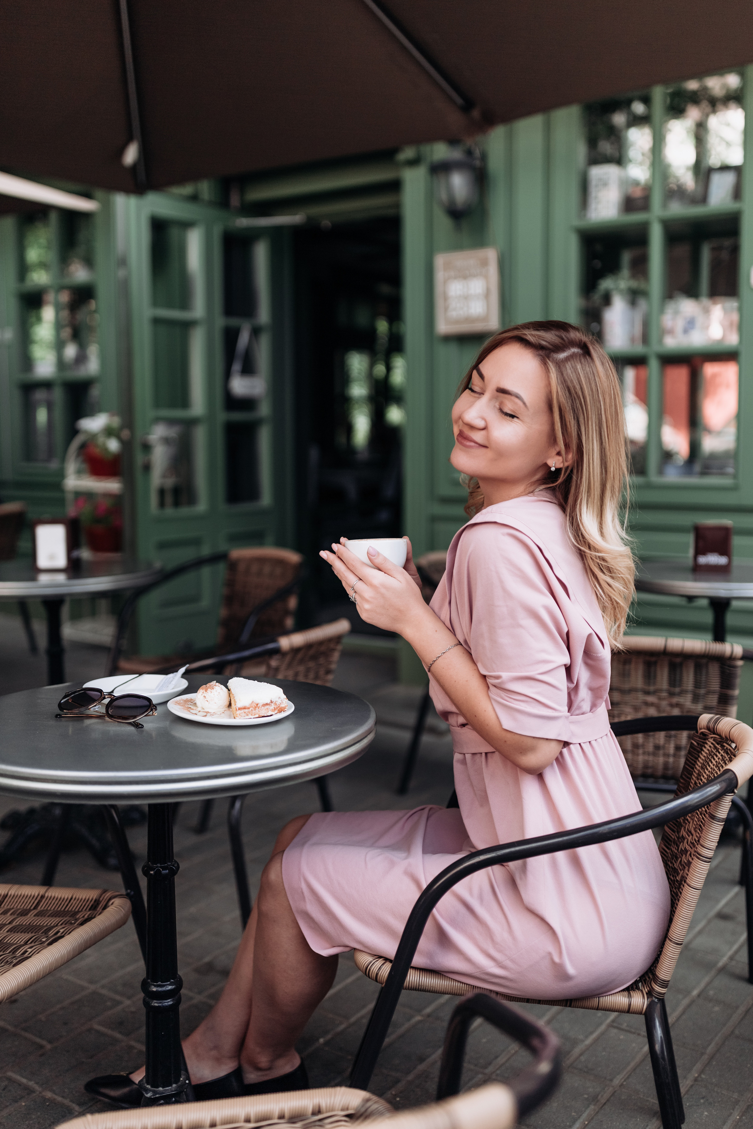 Photoshoot at the cafe with Marina. Photographer Rouen, France