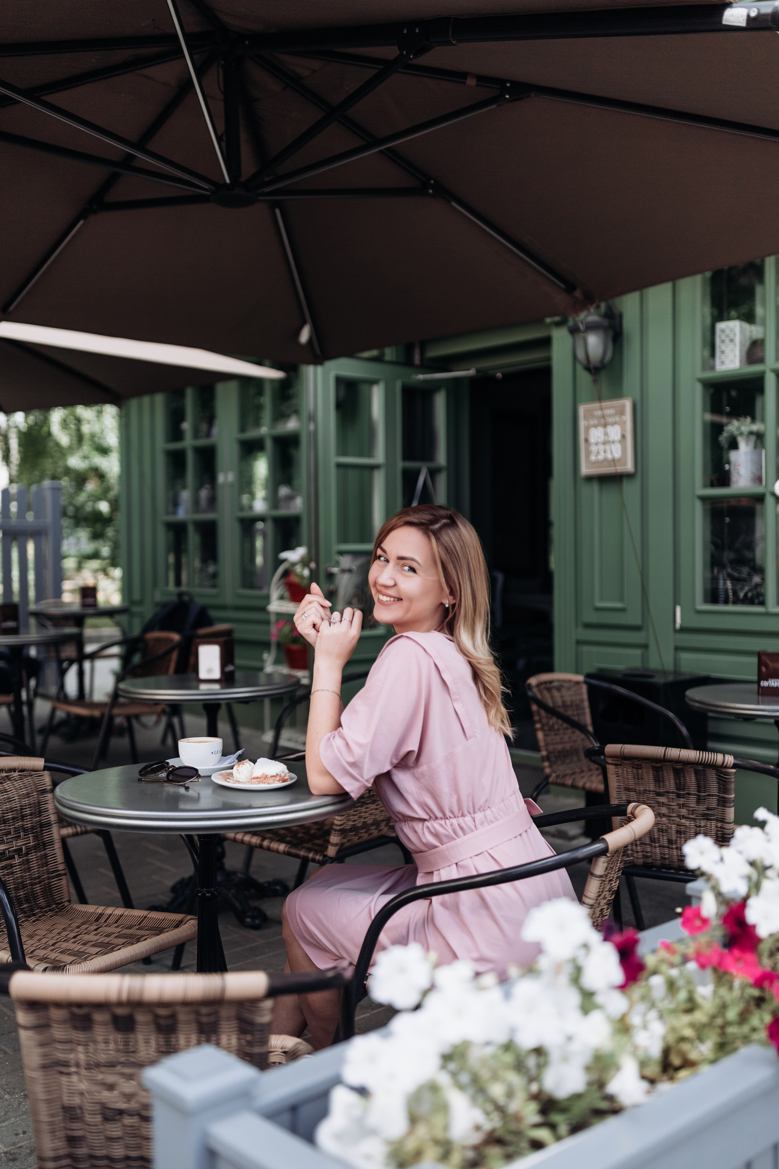 Photoshoot at the cafe with Marina. Photographer Rouen, France