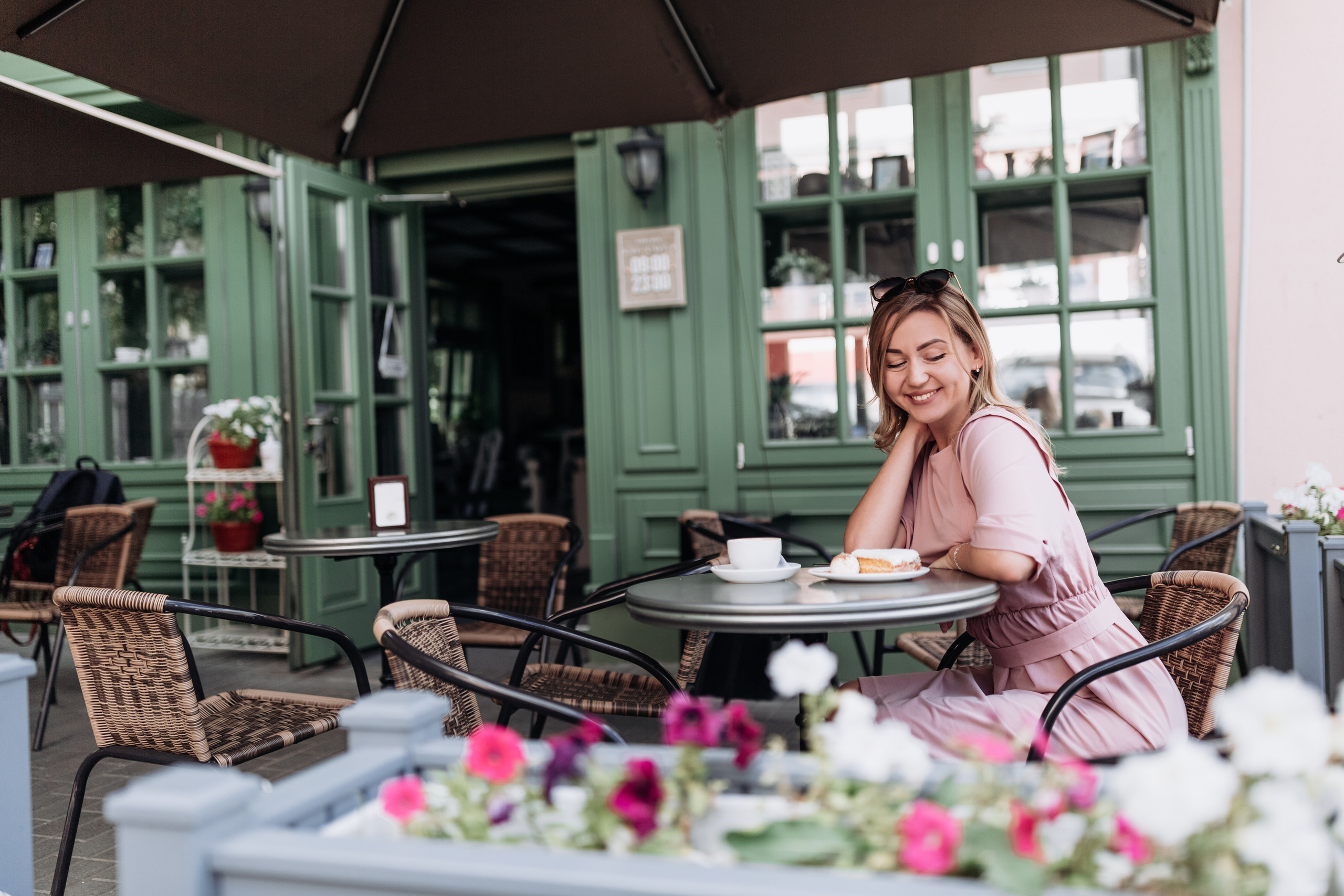 Photoshoot at the cafe with Marina. Photographer Rouen, France