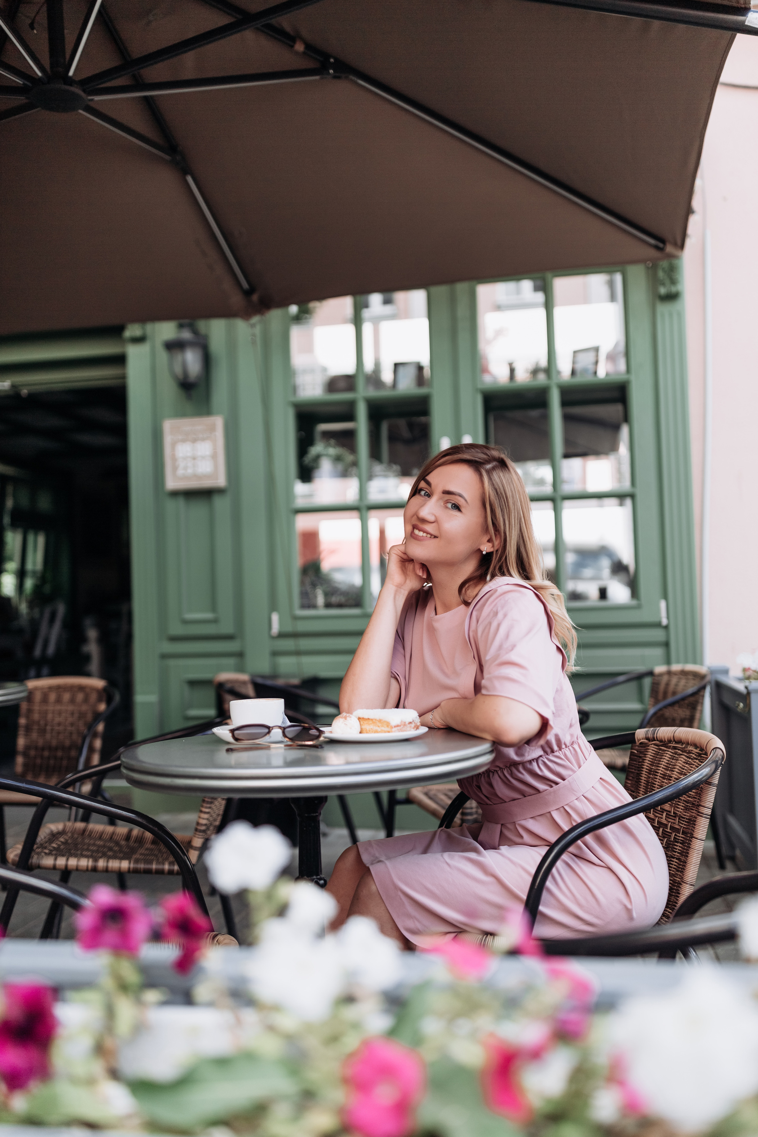 Photoshoot at the cafe with Marina. Photographer Rouen, France