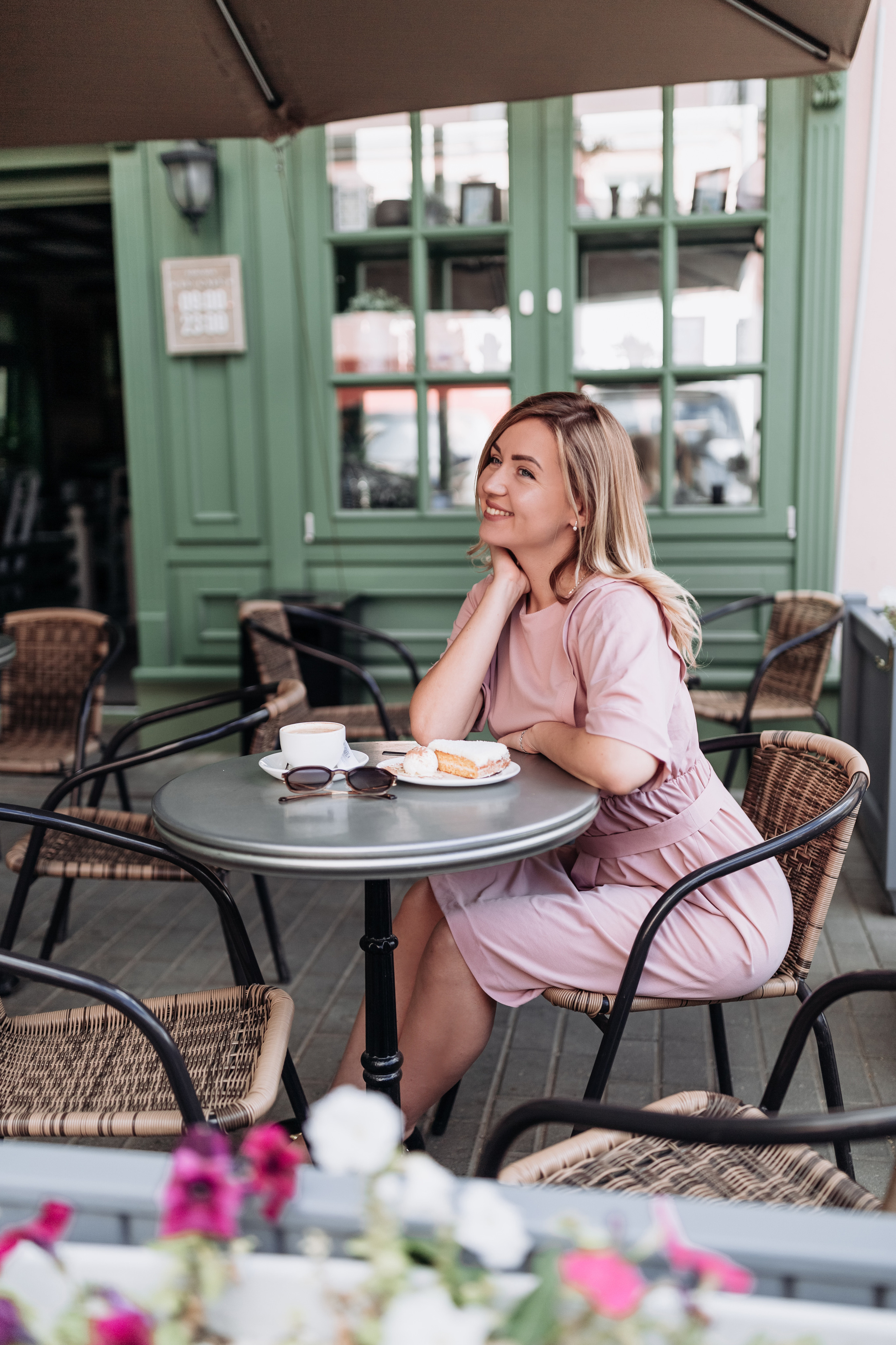 Photoshoot at the cafe with Marina. Photographer Rouen, France