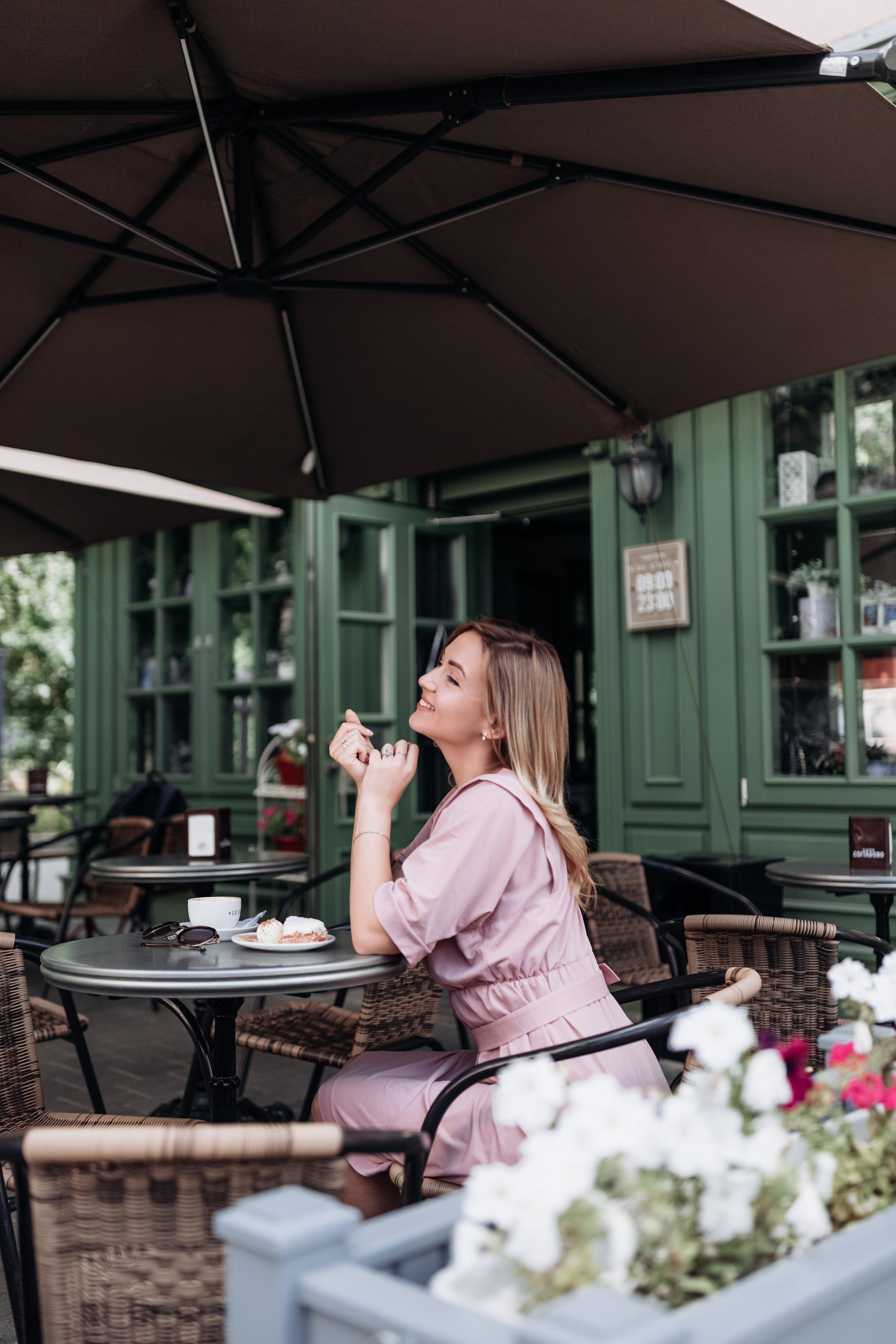 Photoshoot at the cafe with Marina. Photographer Rouen, France