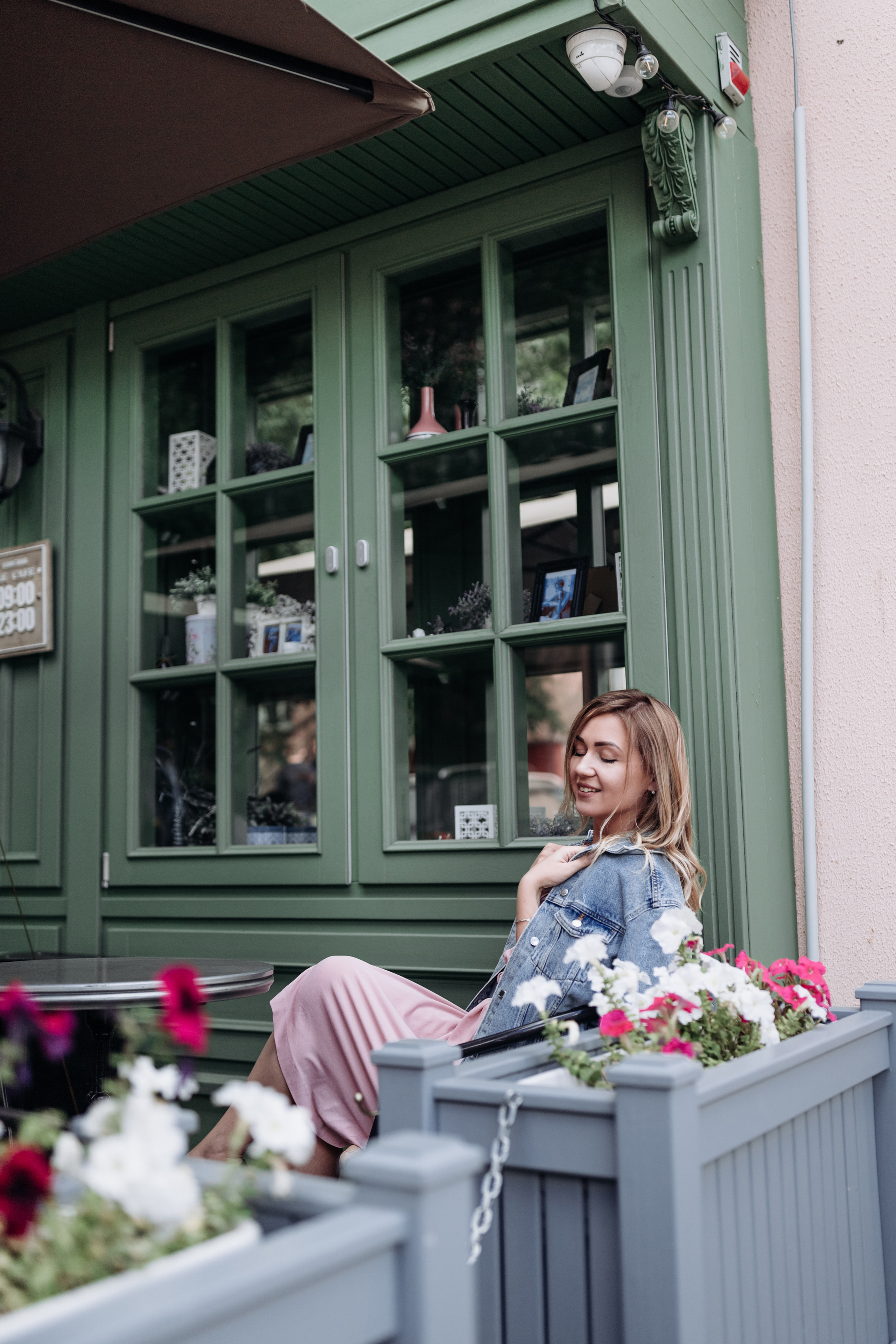 Photoshoot at the cafe with Marina. Photographer Rouen, France