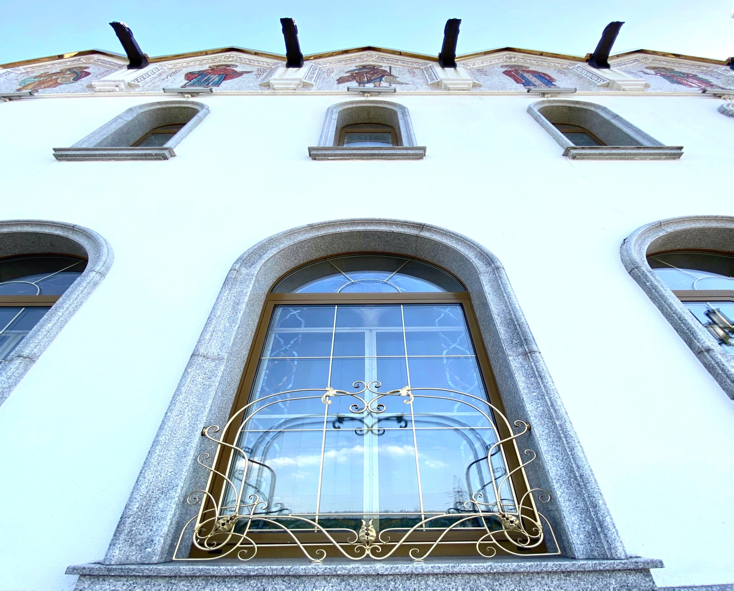 Цветочницы Храма-памятника в честь Всех Святых и в память о жертвах, спасению Отечества нашего послуживших в городе Минске Минской Епархии Белорусской Православной Церкви. 2018 - 2020 г. Сталь, лазерная резка, художественная ковка, сварка.