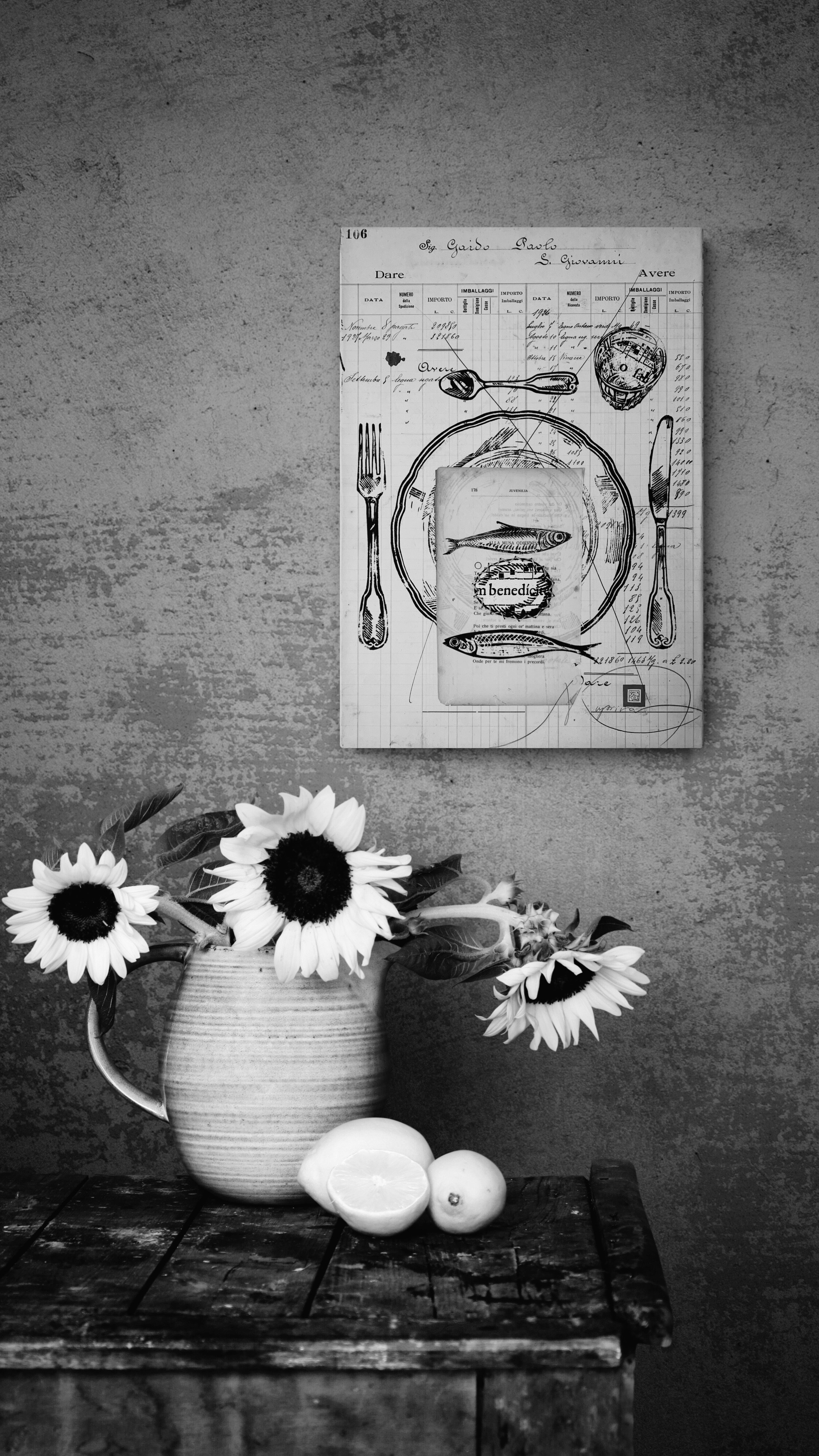 La serie Panem Quotidianum si sviluppa come operazione di riattivazione archivistica: un registro contabile del 1918–1930, proveniente da un’azienda vinicola piemontese, diventa matrice concettuale e supporto materiale. Il numero di pagina determina il titolo dell’opera, mentre l’intervento manuale in linoleografia introduce piatti e posate stampati uno a uno dall’artista. Il lavoro indaga il pasto condiviso come dispositivo simbolico e sociale, interrogando la relazione tra economia e sacralità, tra consumo e gratitudine, tra ricchezza spirituale e povertà. La tradizione gastronomica italiana si trasforma così in campo semantico e rituale.