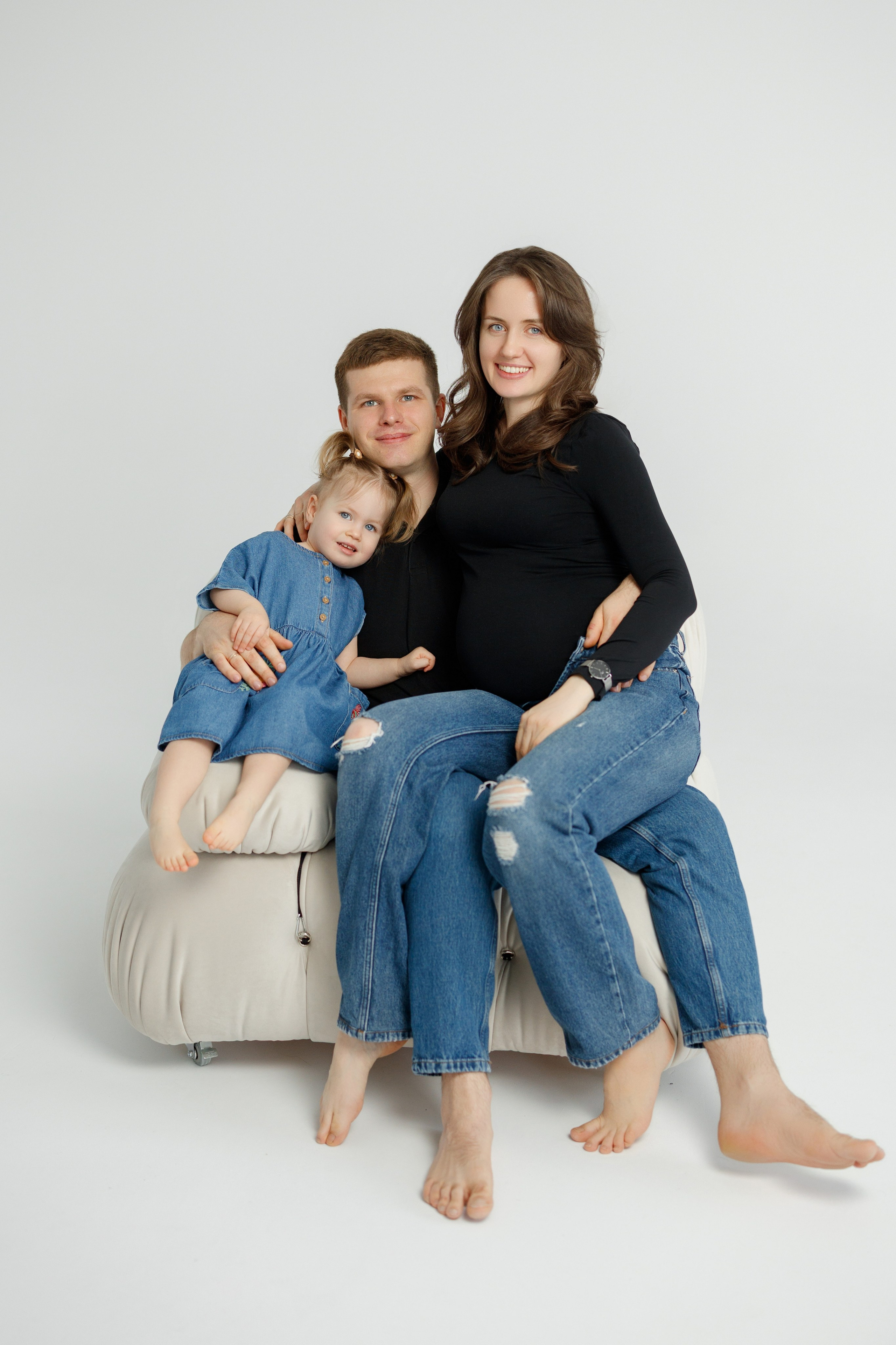 Ședință Foto de Familie — Stil Minimalist pe Fundal Alb. Scarlat Photography