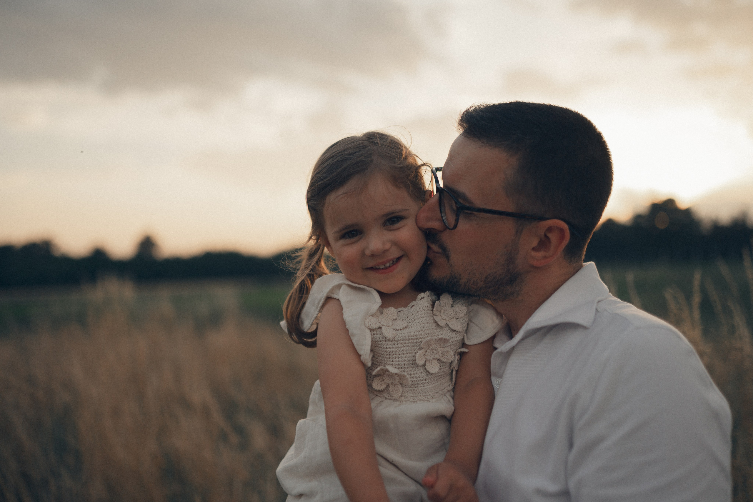 Scatto di maternità all'aperto in Lombardia – luce calda del tramonto su una donna incinta