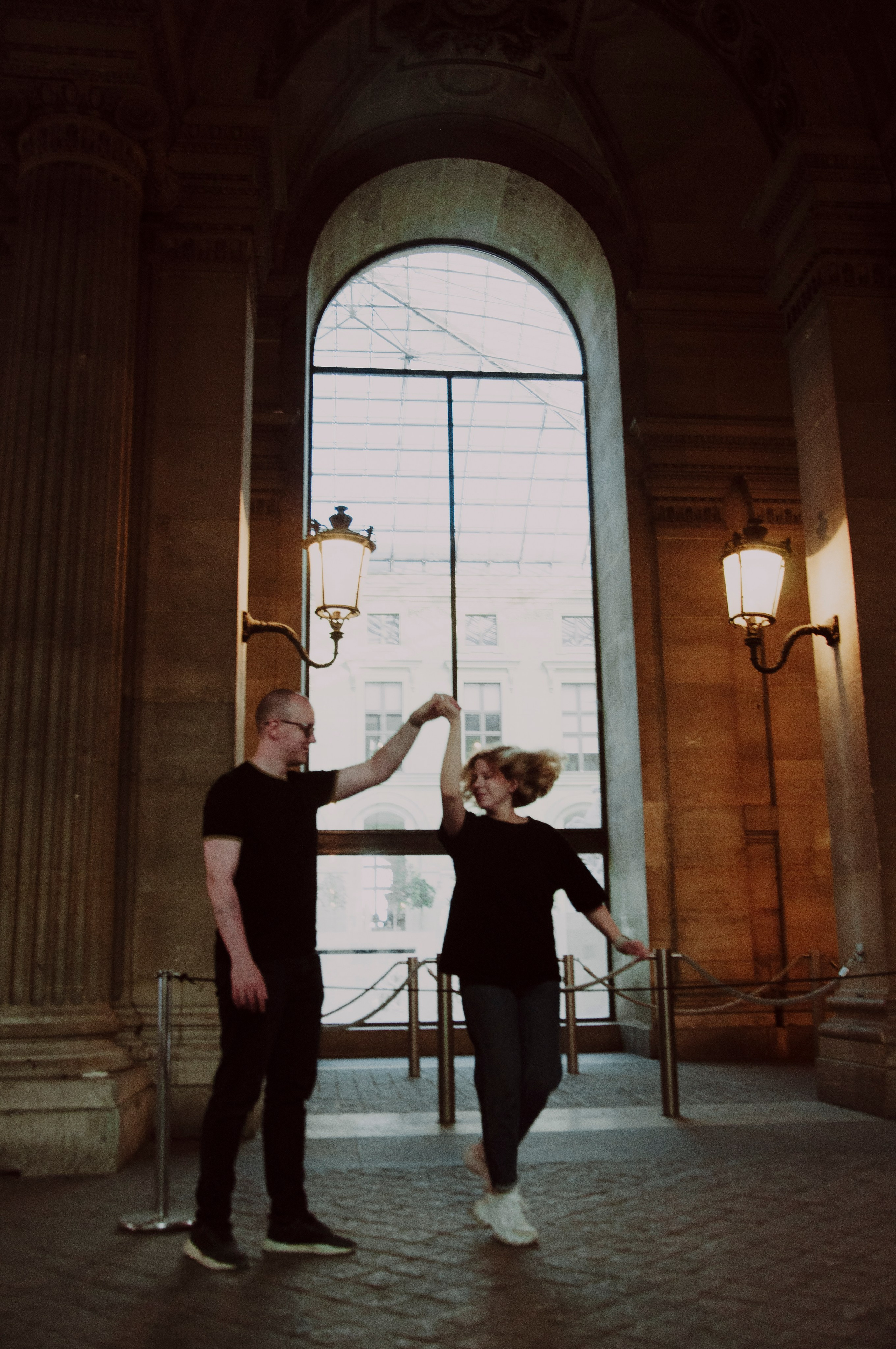 Couple photoshoot near the Louvre. Paris photographer — Polina Osipova
