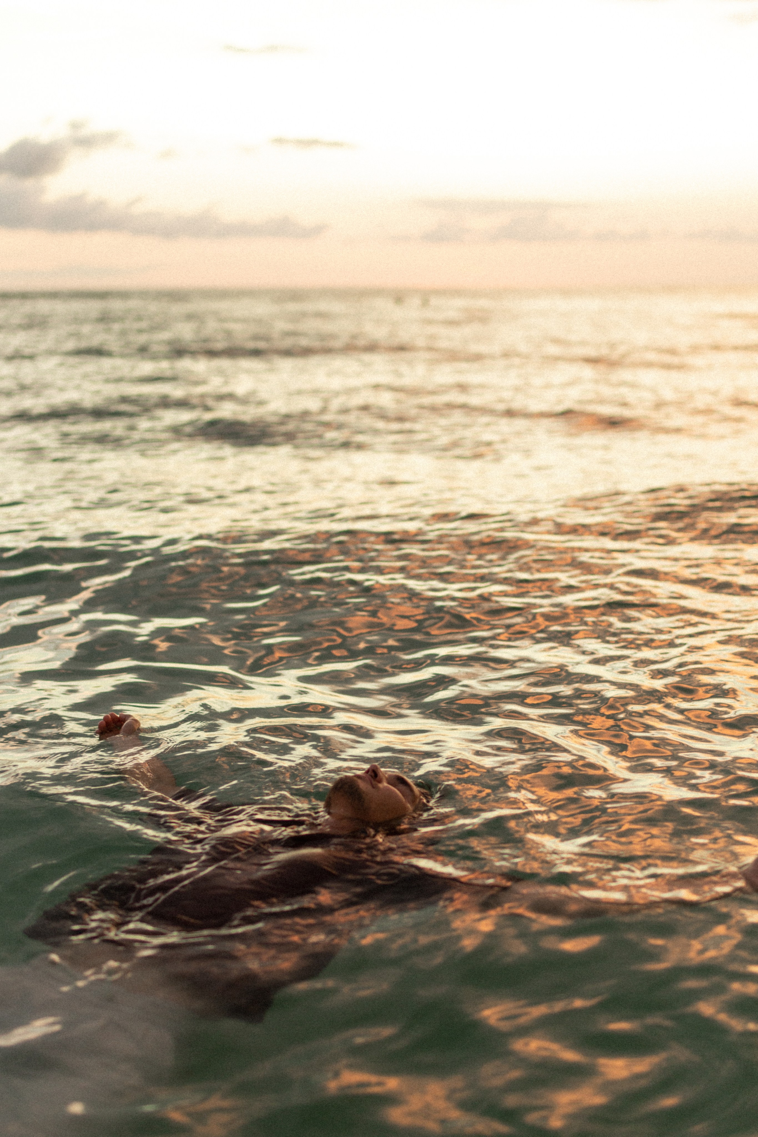 Olya & Misha. Ocean. Photographer Vladmir Gladkov