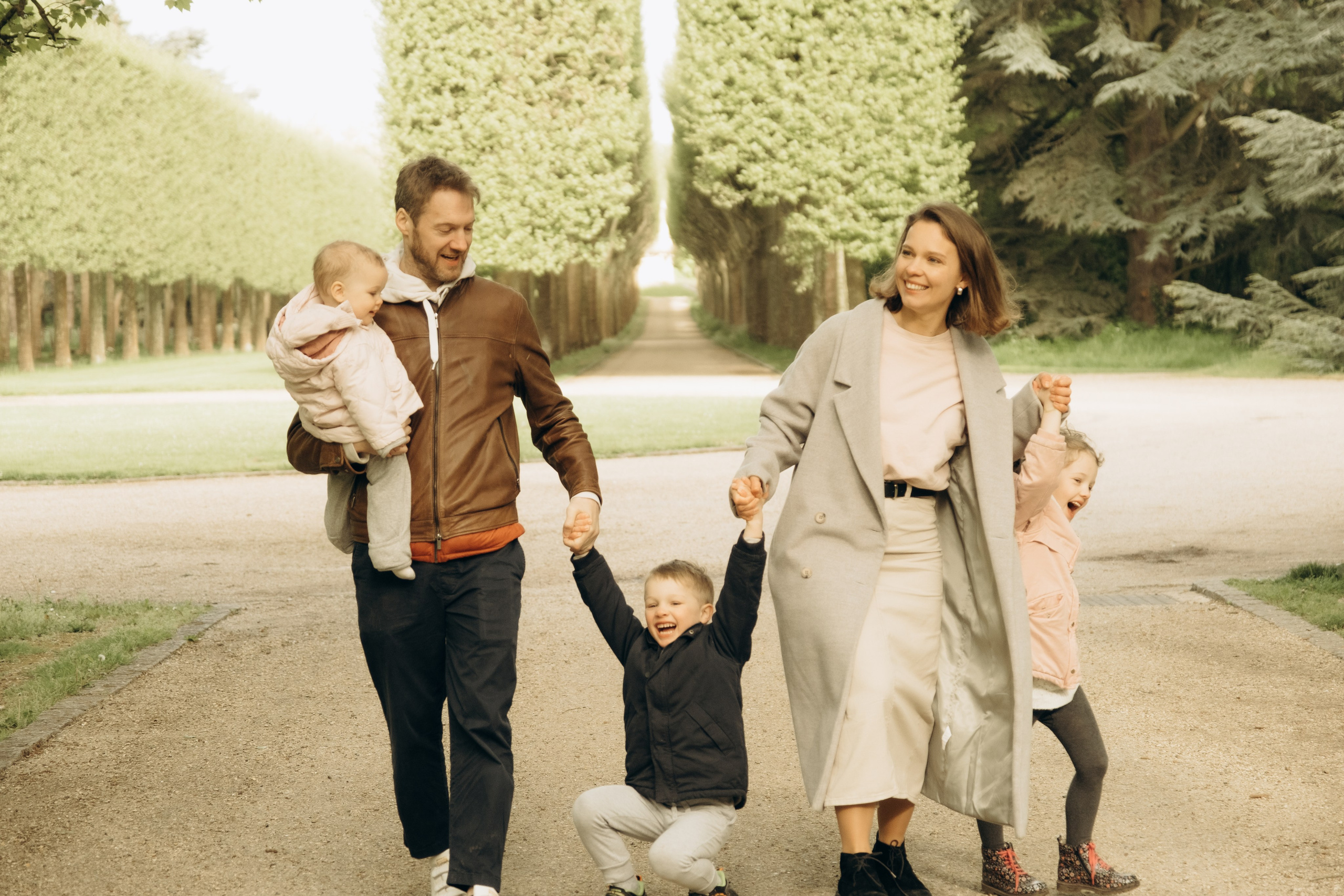 Polina’s family (photoshoot with 3 kids). Photographer in Paris Marina Chaput